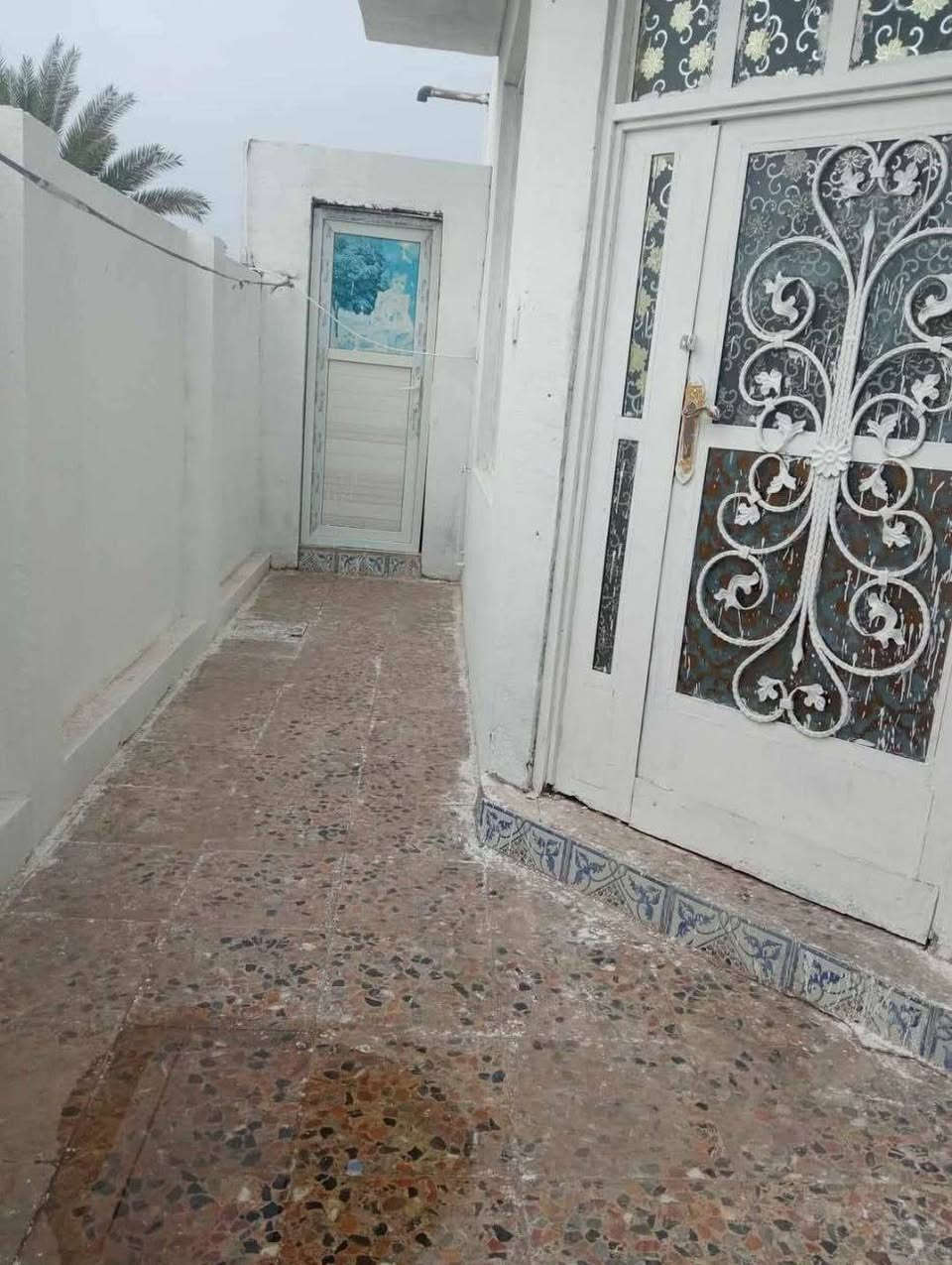 بيت للبيع  سند 25
مكون من:  غرفة نوم 1 وستقبال ومطبخ وصحيات داخلية وخارجية 
ودرج الى البيتونة صغيرة تصلح مخزن او غرفة صغيرة 
مساحة البيت 100م الموقع شارع 100 الجديد اسم المنطقة الطينية 
قريب على شارع مسافة 300 او 400م 
السعر 50 وبي مجال 
للاتصال *********** ابو اثير 
*********** علي
