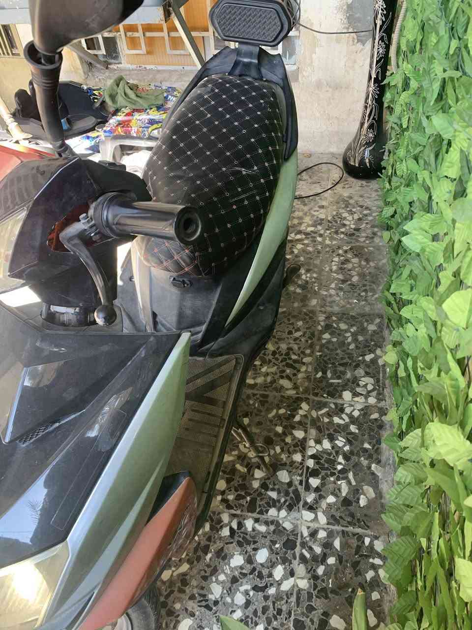 السلام عليكم دراجه شحن 5 بطاريات شغاله كله 
فقط بطارياته تعبانه يعني تمشيك تقريبا 700 او 800 متر  السعر 125000 الف 
بغداد الحريه ***********
