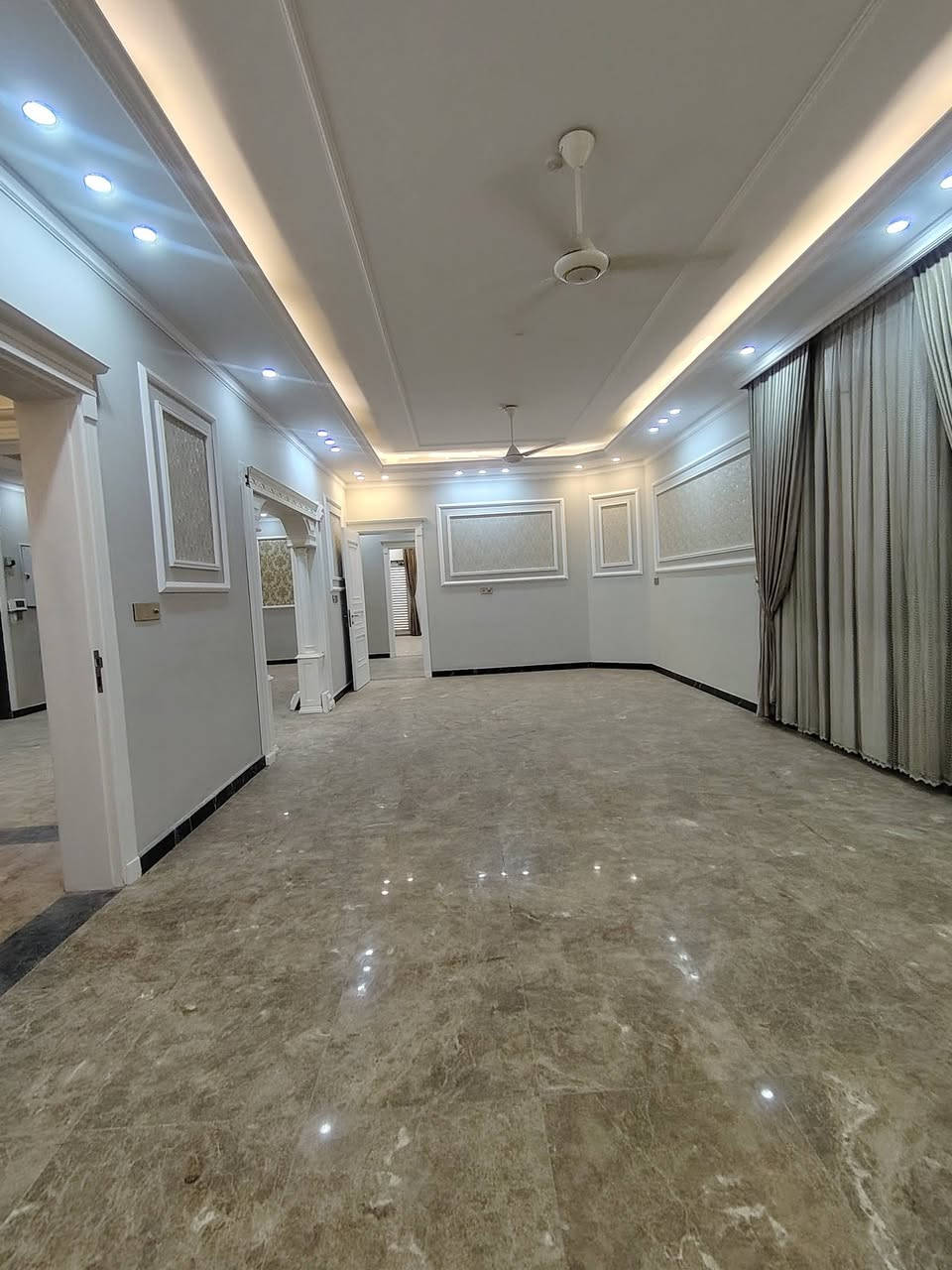 #فلة ثلاث طوابق البناء #طابوق
تحتوي على #ثمان - 8 - غرف منام
#المساحة :: 480 م 
طابو ملك صرف عرصة #تحويل مباشر
#إبي_الخصيب -طلاع الحمزة - قرب مدينة الأندلس
#الفلة تقع على شارع 20م 
وتبعد عن طريق سيد حامد الرأيسي 300م
#يحتوي_الطابق_الأول :: كراج واسع ومنور وحديقة
ومسبح وشلال وسقيفة من الخشب الصاج
ومطبخ خارجي خاص بالضيوف وصحيات خارجية
وأستقبال ومطبخ خاص بالعائلة وغرفتين منام 
ودرج وصحيات داخلية .
#يحتوي_الطابق_الثاني :: أربع غرف منام نضام سويت وصالة واسعة وصحيات داخلية 
#يحتوي_الطابق_الثالث :: غرفة منام واسعة نضام سويت وباب مطل على السطح الخارجي .
#شغل_الفلة:: من الطراز الحديث وديكور #ملكي
ونضام جبس بورد وإنارة ونظام كامرات 
#موقع_مميز_جداً —— والخدمات 💯💯
٠٠٠٠٠٠٠٠٠٠٠
#السعرالمطلوب :: 575 مليون قابل للتفاوض

#للأستفسار :: اتصل / ***********
