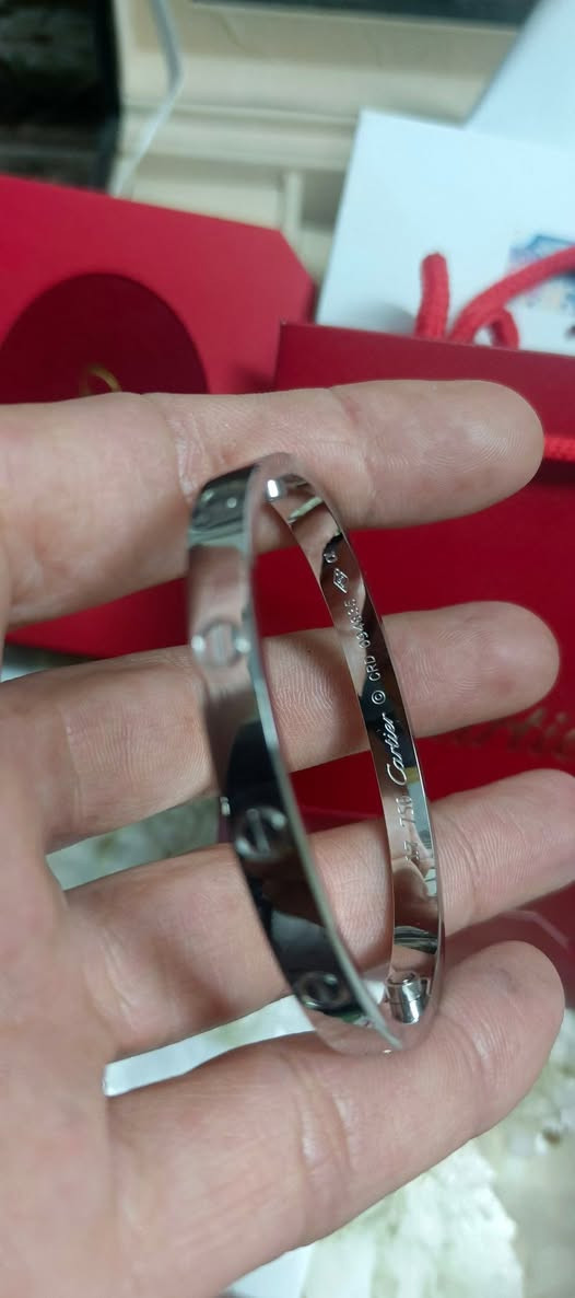 السلام عليكم اخوان هاذا. اسوار كارتير (الفيو)  لون (الابيض) او (الفضي) يجي وياة درنفيس وينفتح براغي من الجهتين يجي ويه السوار علبه وعلاكه خاصات بيه مثل مموجود بلصوره عندي كم قطعه منه ديبيع بسعر مناسب لحد يكلي اب 5 و ب 10 رجائن باوعولي الختومات ودقتهن ونعومتهن وتفاصيله اشكد دقيقه مختوم 750 ختمين بجهتين السرار مع ختم اسم كارتير وارقام ثانيه   مجاي اكلكم ذهب ابيض خالص ولا ابيعه علئ هل اساس عندي منه جموعه مرتبه دينباع غالي كلش لئن هاذا ماستر اني اريد ابيعه بسعر مناسب يعني بيع سريع الي يريد قطعه وحده يدلل والي يريد اكثر من قطعه يستفاد منهن ويبيعهن بلسعر الي يعجبه و الله يرزق الجميع علق حتئ لو متشتري والخاص مفتوح ال اي استفسار.


**إذا كنت صاحب هذا الإعلان وتريد حذفه لأي سبب، رجاءا أرسل رسالة إلى الدعم الفني**