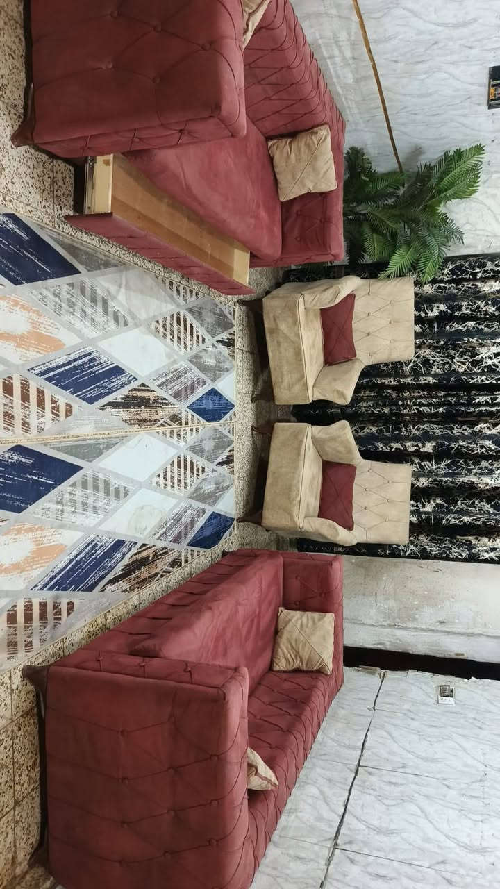 تخم 8 مقاعد أخو جديد اي ضرر مابي خشب قوي وثكيل تكمه قنفه بيهه مخزن سعر 190 بي مجال مكان لبياع *********** يوجد واتساب
