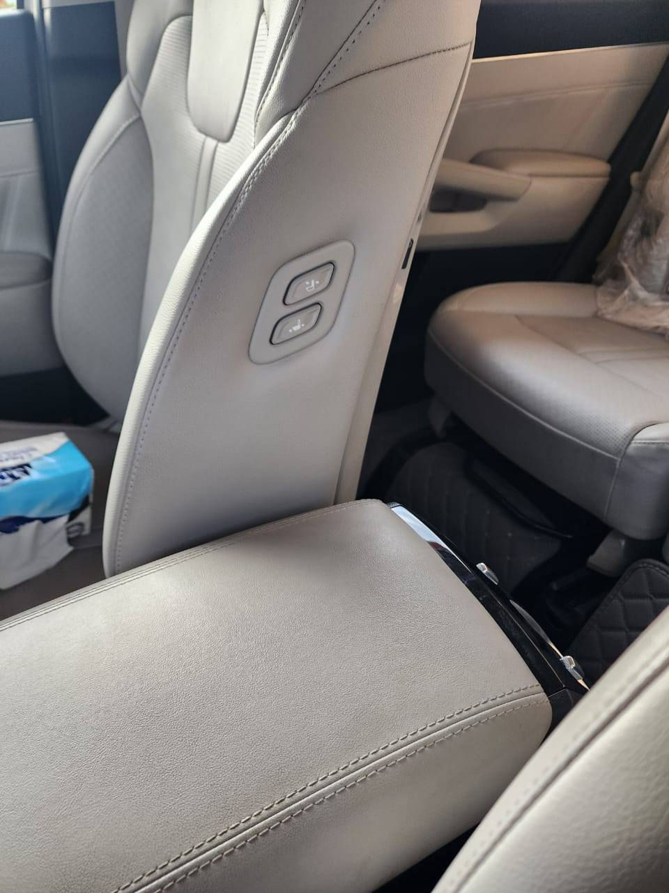 🚘 كيا سورينتو 6 سلندر – موديل 2024 (خليجي)
🔧 المحرك:
• 6 سلندر – 3500 سي سي

🛣 ماشية:
• 47,000 كم

🔑 التشغيل:
• بصمة تشغيل
• تشغيل عن بُعد

🪑 المقاعد:
• مقعد السائق والراكب كهربائي ⚡
• مقاعد جلد
• تدفئة وتبريد للمقاعد الأمامية ❄🔥
• ستائر جانبية للمقاعد الخلفية

🛡 أنظمة الأمان:
• نظام كاميرات محيطية 360° 📸 (4 كاميرات)
• رادار خلفي لتجنب الاصطدام عند الرجوع 🔙
• حساسات أمامية وخلفية
• مانع انزلاق
• مانع انحدار
• حساس تايرات

🚦 أنظمة القيادة:
• 4 أنظمة قيادة
• أوتو هولد
• هاند بريك بصمة

💡 الإضاءة والمظهر:
• أضواء ترحيب عند الاقتراب مع ترحيب داخلي ✨
• إضاءة LED أمامي وخلفي
• إنارة محيطية داخلية
• إشارات بالمرايا
• عتبات جانبية (دوسات)

📱 التقنيات:
• شاشة عدادات رقمية
• شاشة لمس متغيرة للتحكم بالميديا أو التبريد
• شحن لاسلكي للهواتف 🔋
• مرآة داخلية ذاتية التعتيم
• فول تحكم استيرن
• منافذ Type-C في الكشنات

❄ التكييف:
• تبريد 3 مناطق

📦 الصندوق:
• صندوق خلفي كهربائي

🛞 الإطارات:
• قياس 19 إنش

📍 المعلومات:
• رقم أربيل – تحويل ثاني يوم
• مكان السيارة: الفلوجة
• باسمـي شخصيًا
• البيع فقط
السعر 300💵 

📞 للاستفسار:
***********
***********
