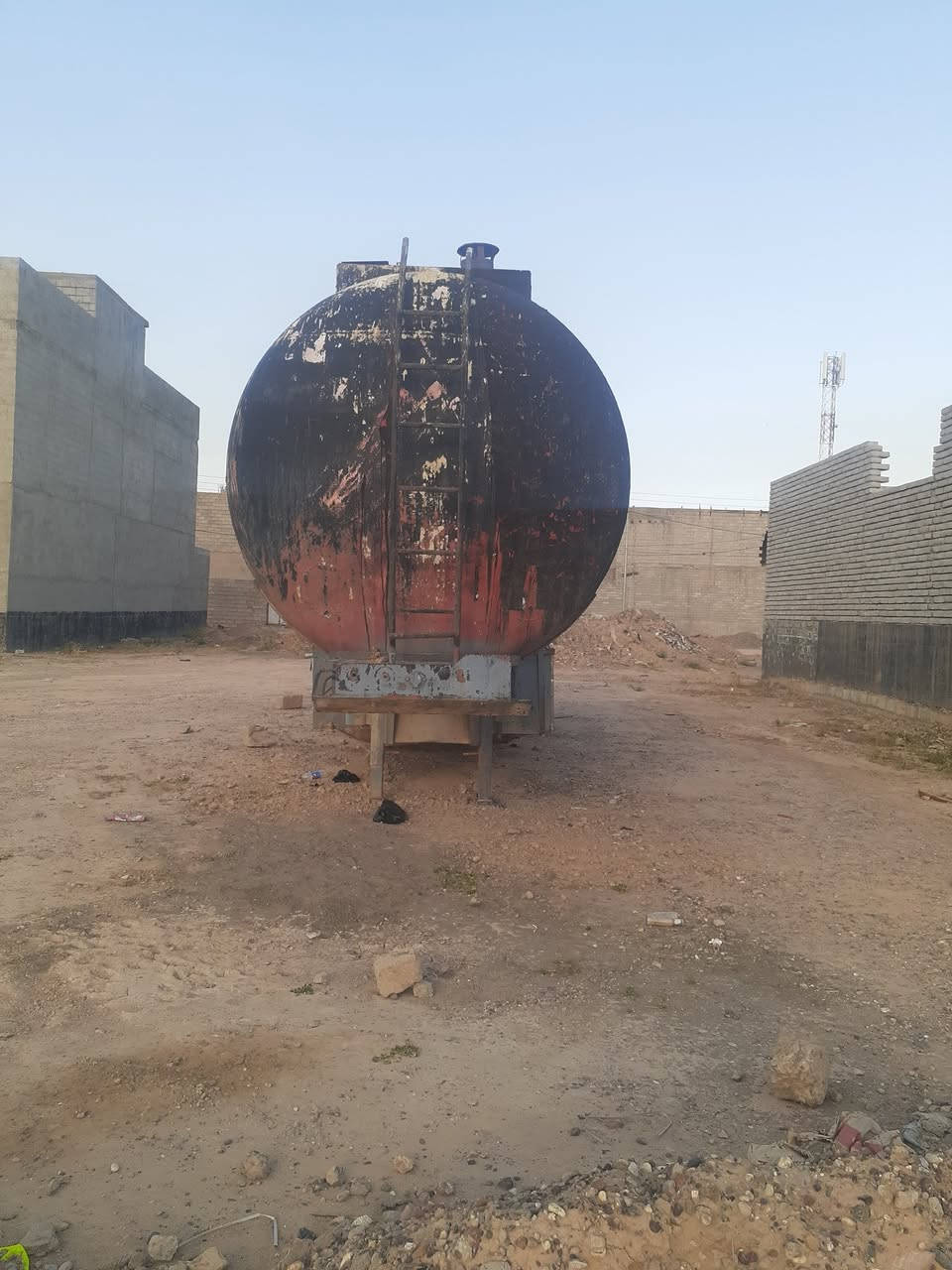 السلام عليكم تانكي فوزلة بلادي ٣ دناكير بدون تاير ويل حمولة ٣٠ طن اسفلت السعر 45 ورقة و بي مجال
***********
