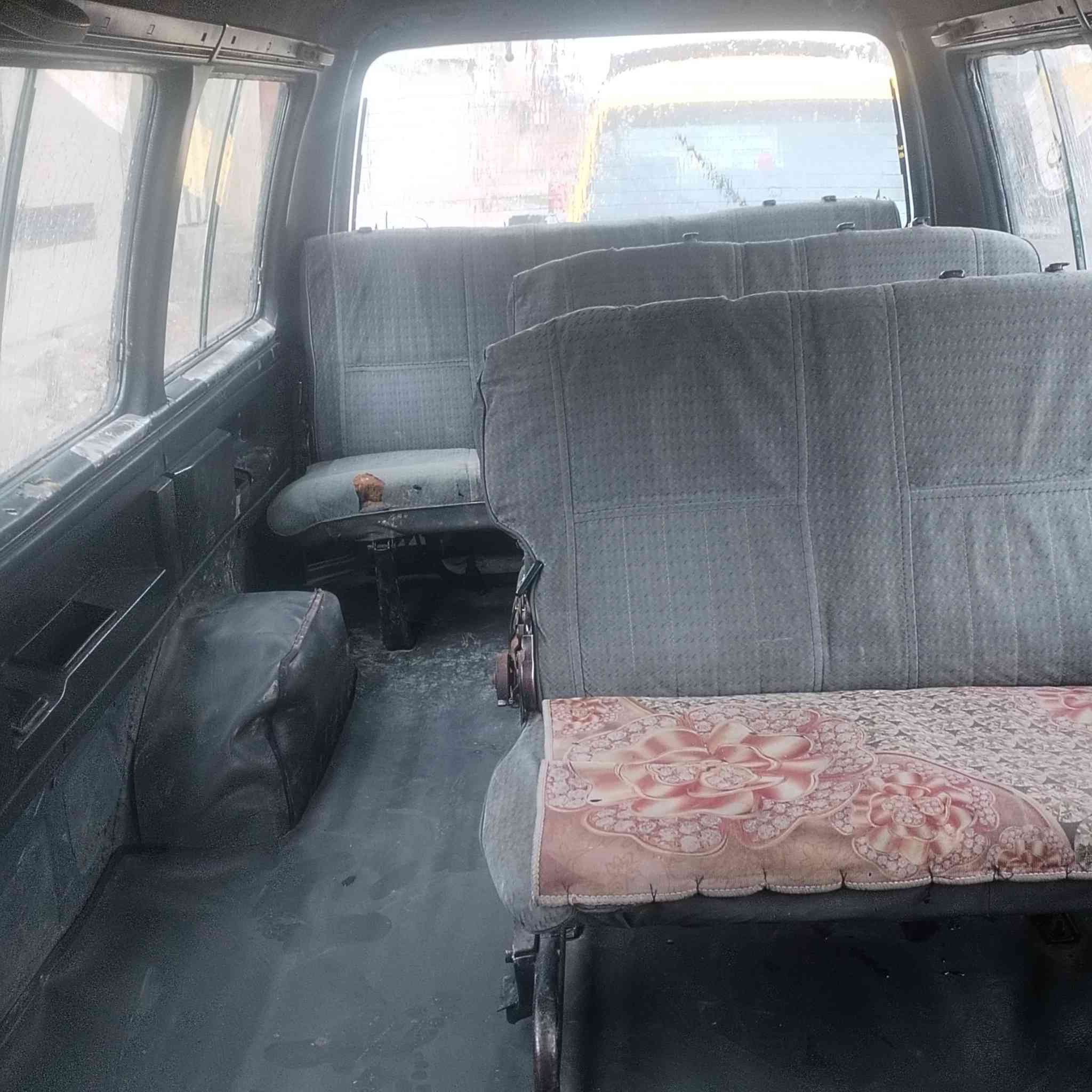 السلام عليكم سياره للبيع 14 نفر محرك جير اكسن شرط ضخم شرط السياره بيها وكاله والباقي قدام العين سياره مقفوله كافه ***********
