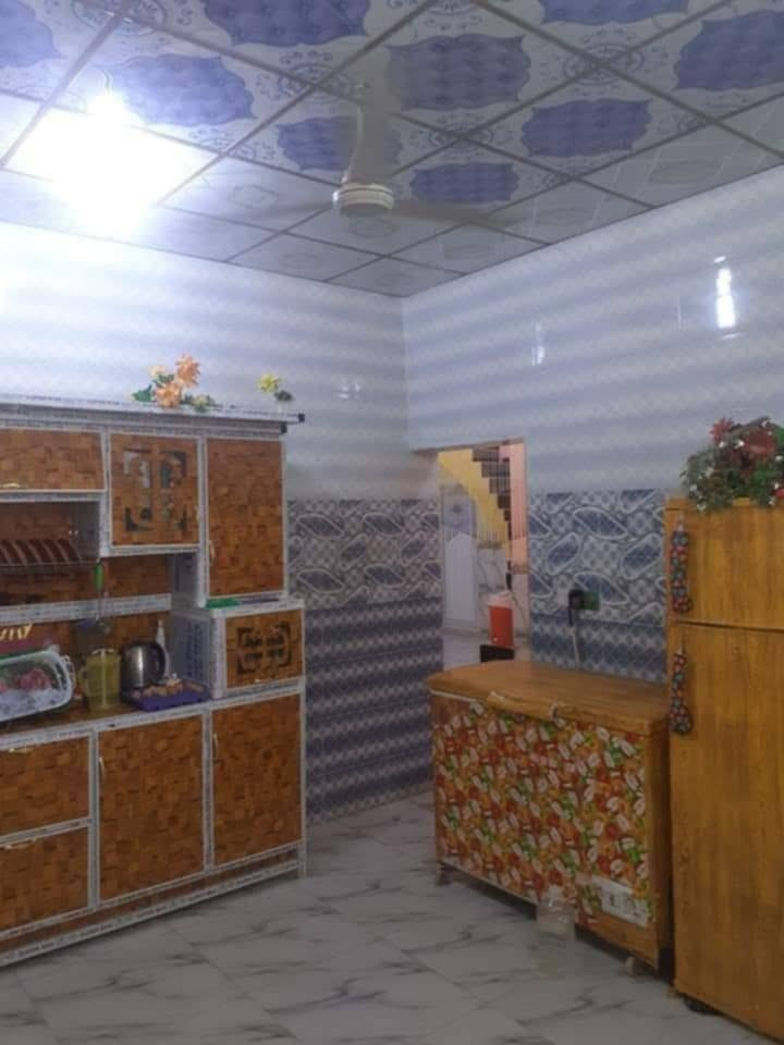 عقارات الموسوي | عرض عقاري مميز للبيع 🏡
بيت زراعي لقطة بمواصفات ممتازة وبناء حديث (كونكريت مسلح)، يجمع بين المساحة الواسعة والسعر المناسب جداً.
📍 الموقع:
خلف معارض الزبير.
📐 المساحة والتصميم:
المساحة الكلية: 400 متر مربع.
نوع البناء: صب كونكريت مسلح (بناء قوي ومتين).
📋 تفاصيل وتقسيم البيت:
البيت مصمم بتوزيع مريح ومساحات واسعة تناسب العائلات:
غرف النوم: غرفتين نوم بمساحة واسعة لكل غرفة (5 \times 4م).
الاستقبال: ديوانية/استقبال واسعة جداً وفخمة (8 \times 4م).
الصالة: صالة داخلية (هول) كبيرة  (8 \times 4م).
المطبخ: مطبخ بمساحة ممتازة وجاهز (5 \times 4م).
الخدمات: صحيات داخلية + صحيات خارجية.
الملحقات: كراج واسع للسيارة + حديقة تضفي إطلالة جميلة للبيت.
💰 السعر:
77 مليون دينار عراقي (والسعر قابل للتفاوض مع الشاري الجاد).
📞 للاستفسار والتواصل:
للمزيد من المعلومات أو لتنسيق موعد لمعاينة البيت، يرجى الاتصال على الأرقام التالية:
زين: ***********
آسيا سيل: ***********
