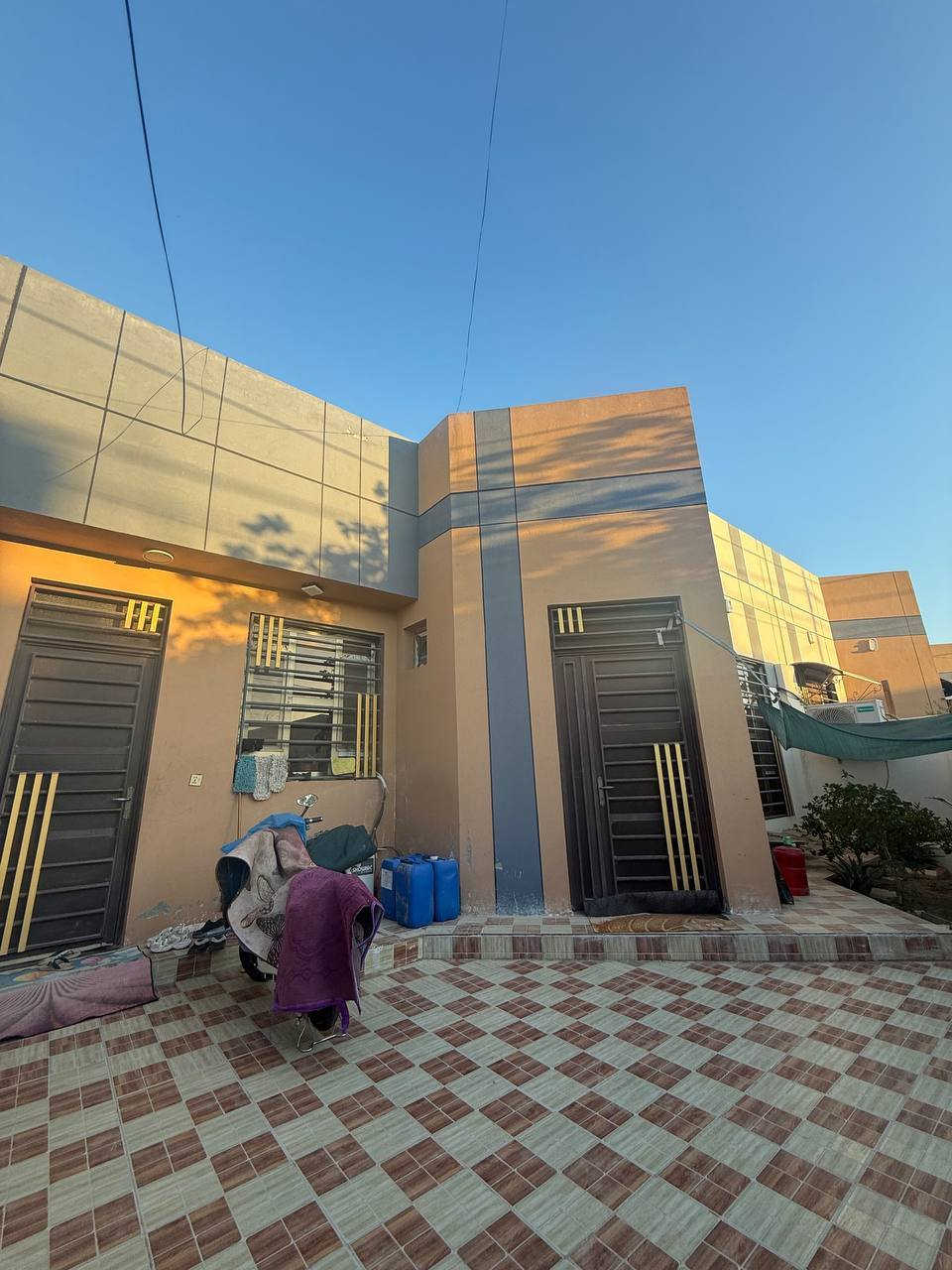 السلام عليكم بيت في مجمع الرواد بحي الجامعة  في الكوت مساحة ٢٠٠  يتكون من غرفتين نوم وصالة ومطبخ حار ومطبخ بارد وهول مع كلدور وصحيات داخي منور كبير و بيتونه وحديقة خارجية وكراج  والكاونتر هدية والبيت طابو صرف تحويل مباشر بعد تدوير القرض للمشتري السعر ٩٨ ربي مجال بسيط والمتبقي من القرض ١٠٠ تسديد شهري  ***********
***********
