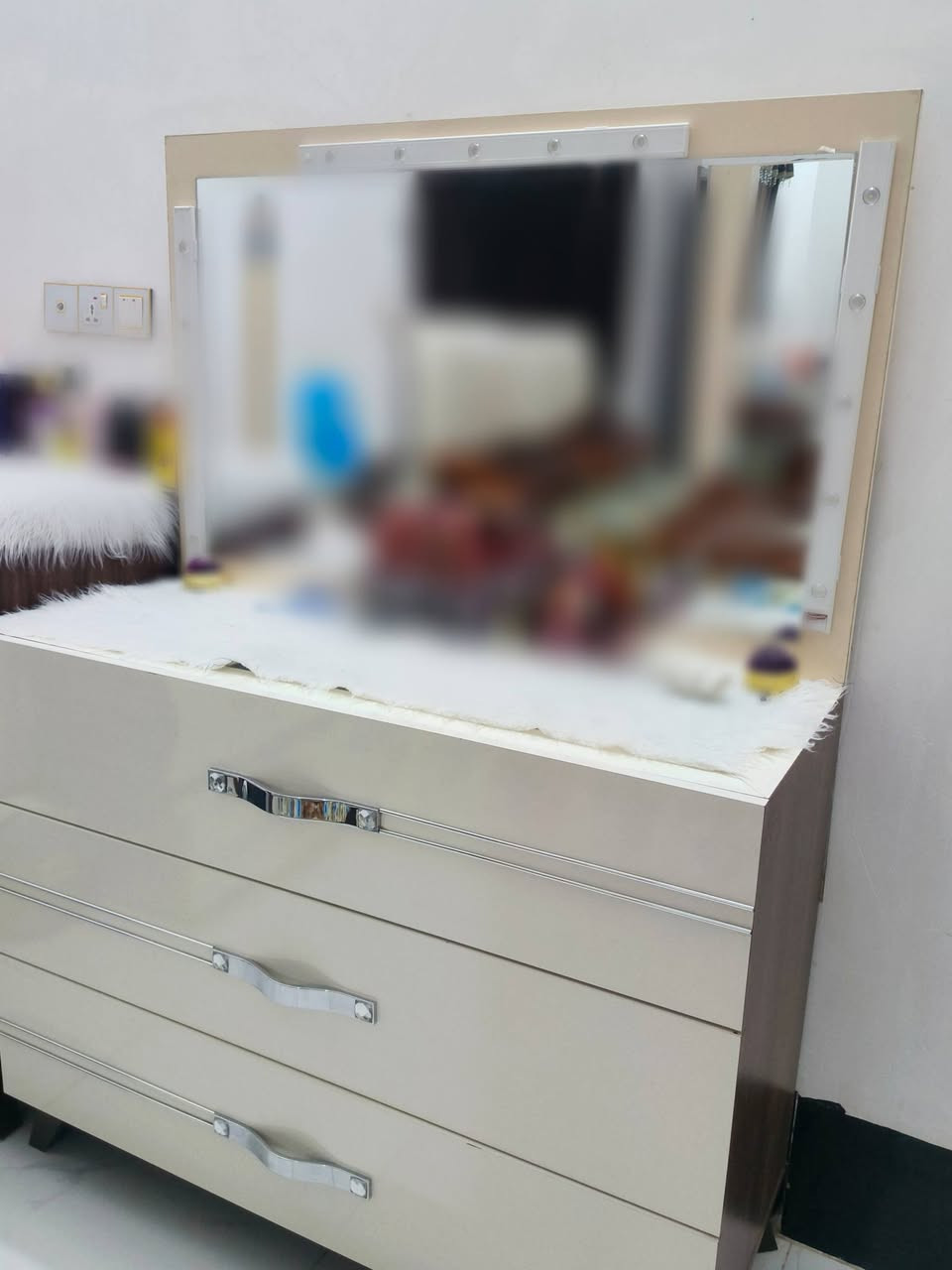السلام عليكم غرفه تركي للبيع او مراوس لون اوف وايت وجوزي قطع عدد(9) سعر 625 وبيها مجال مكان بابل الحمزه الغربي رقم ***********
