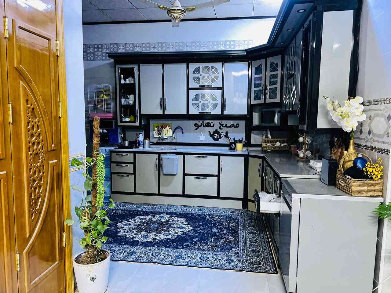 السلام عليكم 
بيت للبيع زراعي 125م بناء جنايه البيت طابق ونص غرفتين وصاله ومطبخ واستقبال  حمامات داخليه وخارجيه الكاونتر من ضمن البيت البيت مسجل 320 المنطقه كامله مسكونه كلها بلديه شارع تبليط كهرباء المنطقه راقيه جدا. تبعد عن شارع الرئيسي 300متر 
مقابيل قريه الغدير شارع رقم واحد مقابيل عمود 314 الاستفسار الاتصال واتساب ع رقم ***********
