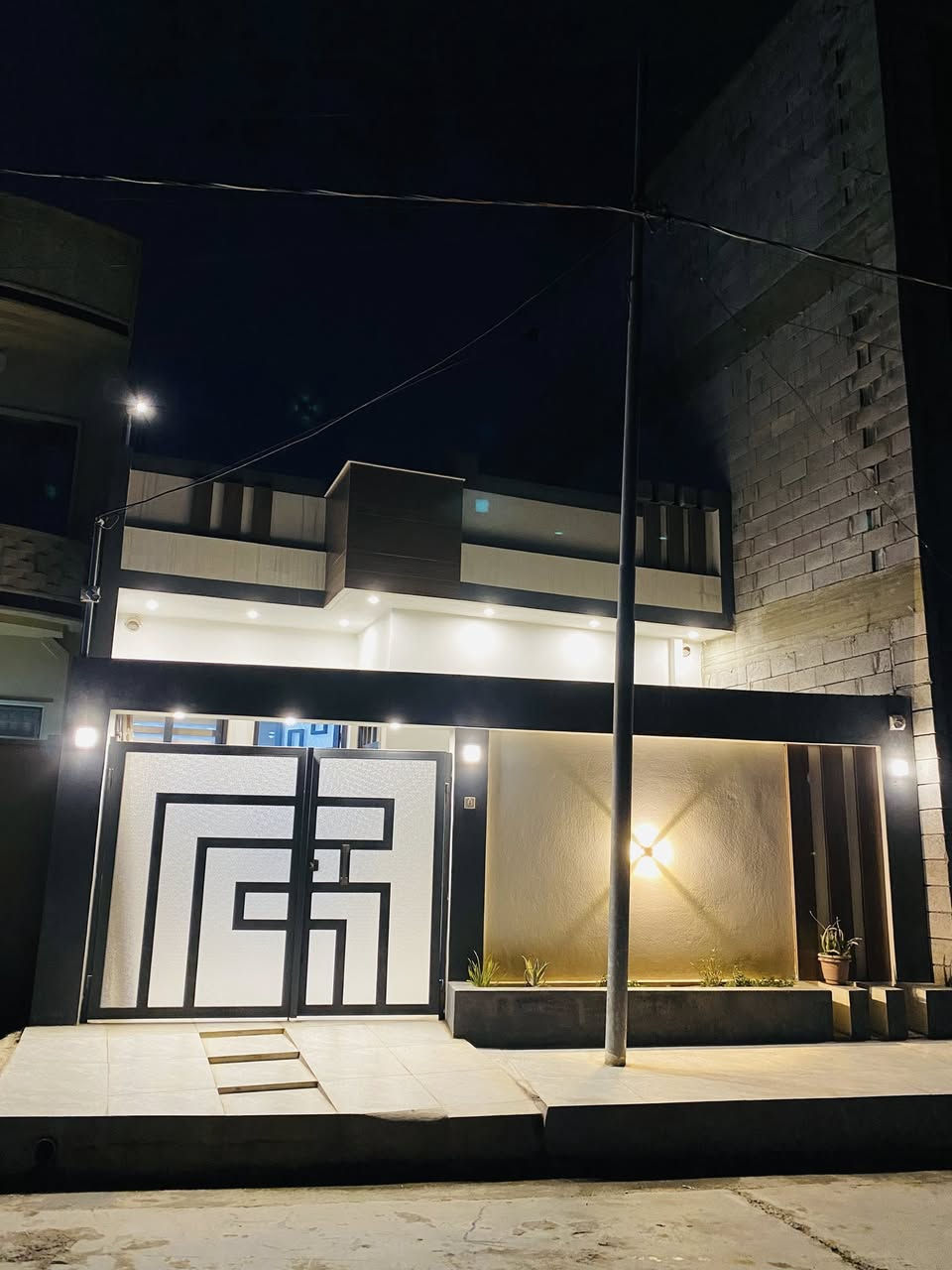 # دار للبيع ........📢📢
# الموقع 🛣️حي الشيماء
🏡موقع مميز..قريب شارع كركوك
مساحه. الدار 140  واجهه 7
ملك صرف ☑️
بناء 2025 حديث جدا درجة اولى 
سقوف حبسمبورد انارة خفيه 
طابق غرفتين بيتونه كبيره  هول داخلي مطبخ واستقبال +صحيات داخليه وخارجيه +كزامة احذيه وبورد كهرباء وقناني وفلتر ماء خارجي
نظام دشات ➕كاميرات+دكتات +سبالت ➕ كهربائيات لكل البيت درجة اولى 
السعر وبقيه التفاصيل 💰💰
الاتصال او مراسله واتساب 
***********
***********
