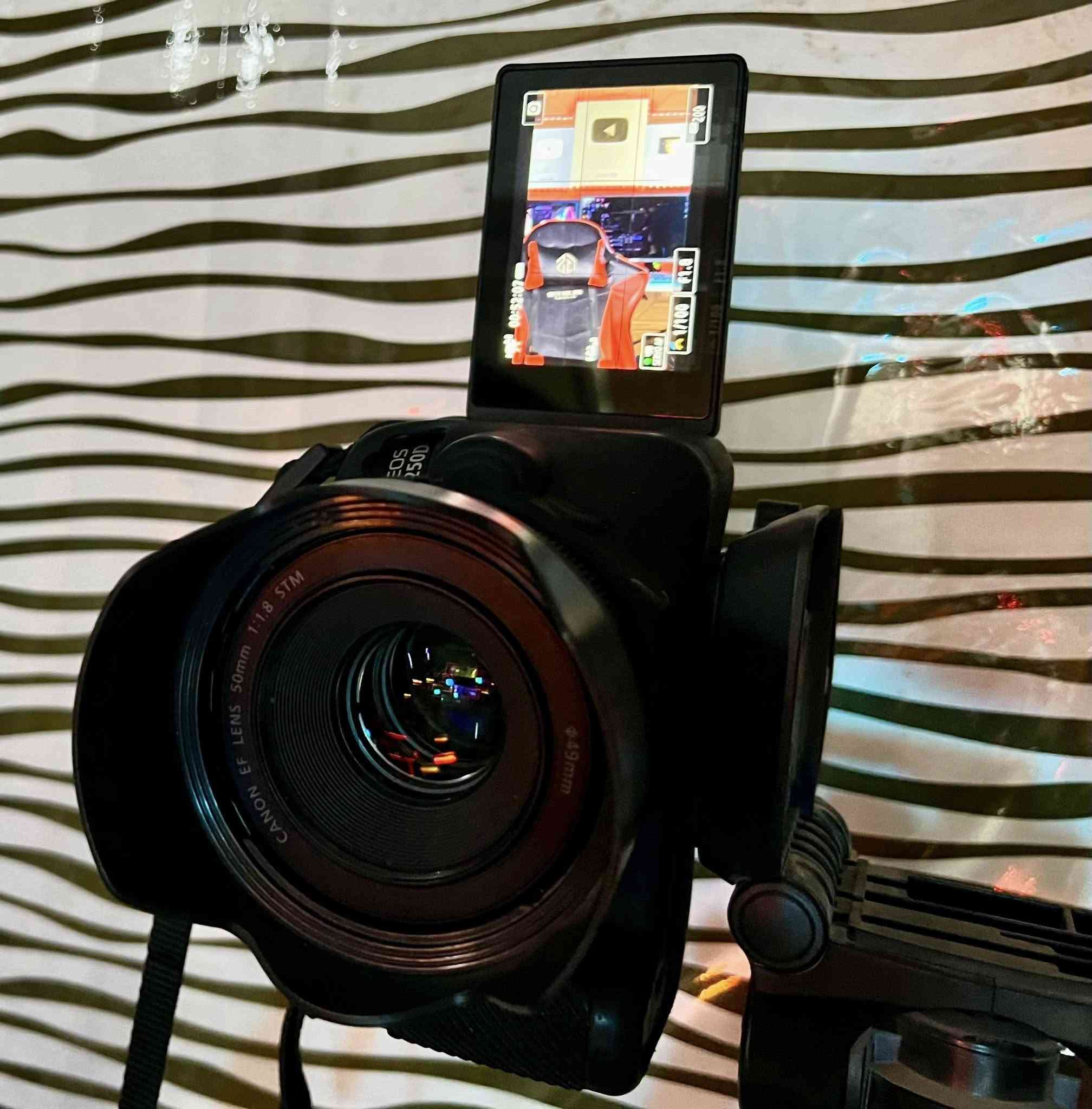 كاميرا canon 250D للبيع مع عدستين الكت + 1.8 50mm عدسة البورترية 😍
الكاميرا نظيفة جدًا 99٪؜ و كارتونة موجودة
استخدام لصناعة المحتوى وتصوير الفيديو وتكدرون تشوفون تصوير ريلزاتي بيها 👍🏻
سبب البيع اريد اطور واجيب كاميرا تدعم 4k 60fps 🫶🏻 لان امانة الله الكاميرا موجهه اكثر شي شفتها لتصوير الصور بطلةةة ماتفشلك والي يريد نماذج يتفضل خاص ادزله

ملحقات مع الكاميرا
گفر حماية جيلاتين وحزام 
رام 64 غيغا ساندسك سرعة 200  ميغا
بطارية الكاميرا الاصلية و الشاحن
و العدسة ال١.٨ وحدها مشتريها ب١٦٠ مع الهود🥲🥲

السعر من الاخير مقفولة ٦٥٠ ربع ما ينزل 
و تفاصيل اكثر خاص اذا تحب
مكاني في النجف + ممكن اتواجد ديوانية بغداد توصيل ماكو
وهذا الرقم للي حاب يتصل 
***********

ملاحظة اذا عندك كاميرا احدث ممكن اراوس وانطيك فرق ❤️‍🩹
