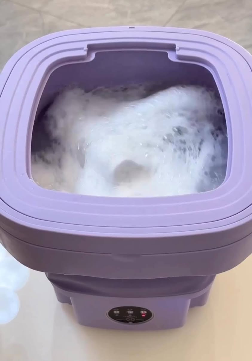 هذا المنتج هو غسالة محمولة صغيرة قابلة للطي (Mini Portable Foldable Washing Machine) باللون الأرجواني.
الاستخدام: مثالية لغسل الملابس الخفيفة مثل الملابس الداخلية، الجوارب، وملابس الأطفال. 
التصميم: قابلة للطي لتوفير المساحة، مما يجعلها سهلة التخزين والنقل في الحقائب أو السيارة.


**إذا كنت صاحب هذا الإعلان وتريد حذفه لأي سبب، رجاءا أرسل رسالة إلى الدعم الفني**