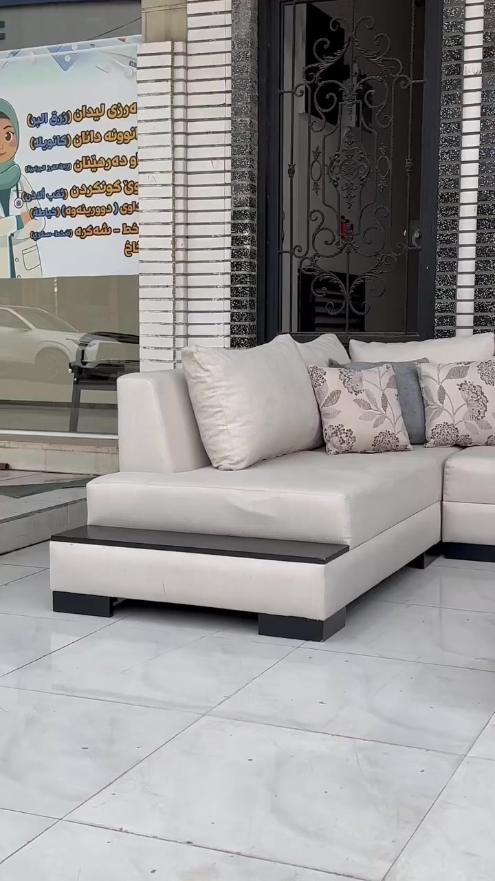 كورنر امريكي  تصميم طبلات جانبيه +بف وسطي متحرك  متكون من 8 نفرات نصافه 100/100  هيكل بل كامل خشب  زان بقمعد طبي سوفت أمريكي فول بوليستر بقماش الكتان الخاولي لون بيجي كوشه متحرك سحاب سهل التنضيف  عنوانه اربيل زانكو 99 قرب مطعم كص سنگر يوجد توصيل ل بغداد ولباقي المحافظات الأخرى *********** واتساب فقط علي
