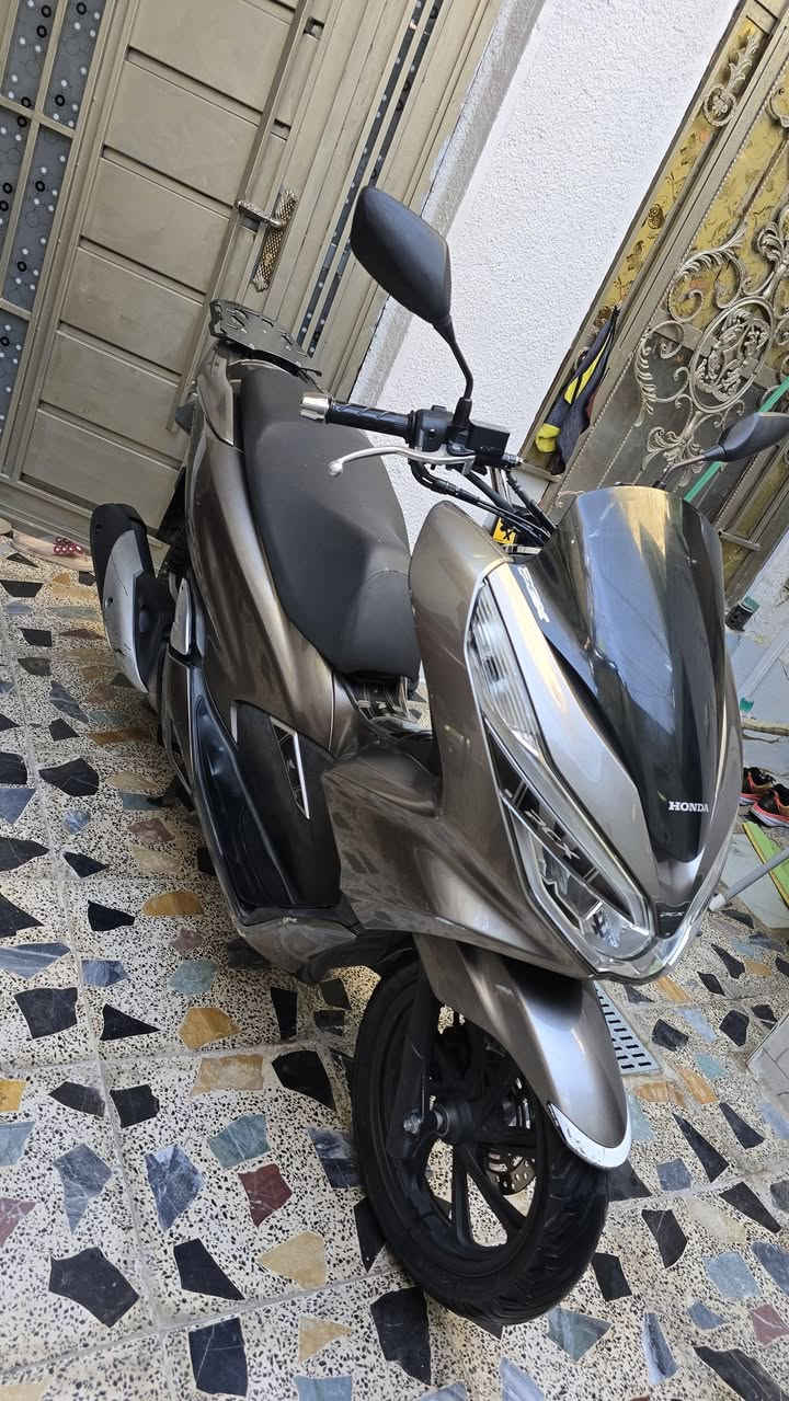 السلام عليكم  .   PCX جيل الثالث ياباني موديل 2020  بصمه للبيع 
الدراجه مكفوله كفاله عامه الدراجه مال رمبه كله شغاله حساس زدحام و ستان كهربائي كله شغاله ماشيه  38  الف حقيقي لون فيلي صدفي لون مميز مكينه 125cc           .    ياباني  .  رقم الشاصي  (  JF  )
مكاني بغداد مدينة الصدر السعر على الاتصال 
رقمي  ( *********** )
