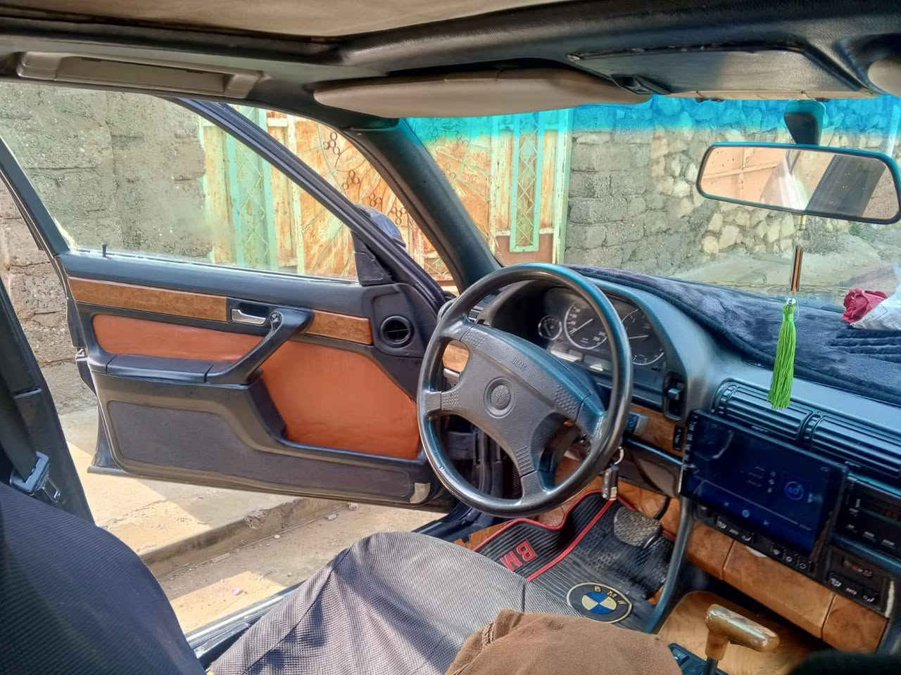 بيم موديل ٩٤
صبغ جماليه فقط 
بدون دعم بدون معجون 
كير مكينه شرط 
طخم الامامي تعبان 
شرط تحويل كابون بيها 
سعر ٤٥ بيها مجال عليه ٨ ورقات غرامه ينزل من السعر سنويه للي ٢٠٢٧ ***********
عنوان سياره سد الموصل ناحيه وانه
