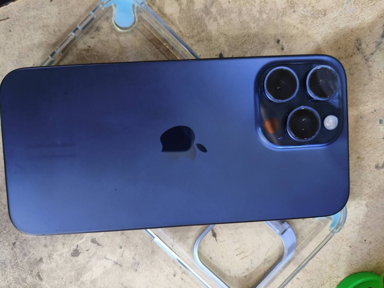 السلام عليكم
ايفون 15برو ماكس 

ملاحضه الجهاز شخط مابي 

بطاريه 85

-ذاكره 256

 (Water proof) واتر بروف

-الجهاز نظيف حيل

-السعر (مليون و 50 )بيه مجال بسيط 
*********** متواجد وتساب 
بغداد

