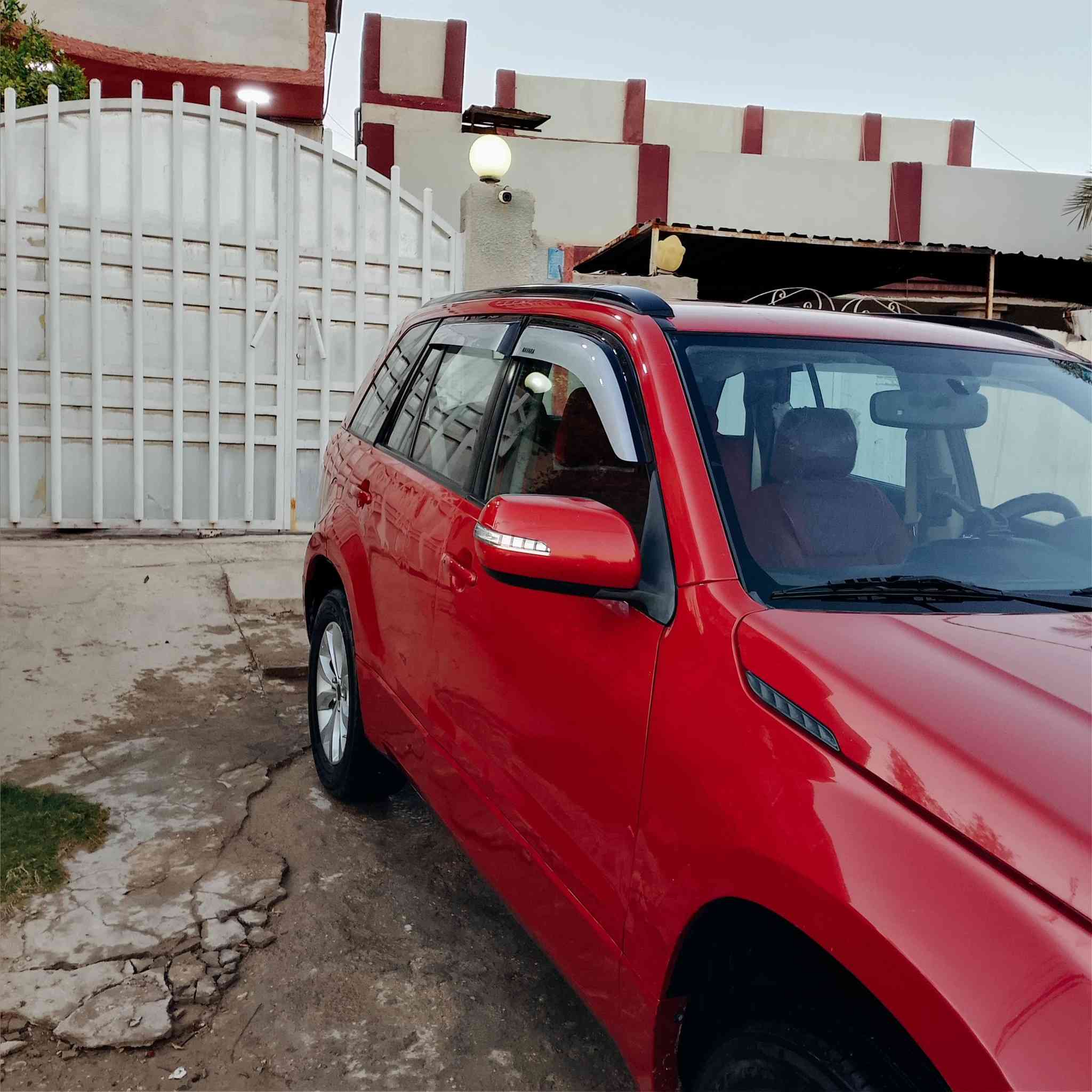 سازوكي فيتارا 2014 رقم بغداددولي بسمي مكينه 2400 مكفوله من الصبغ والضربه بيه بارد بالباب الخلفي فقط سياره جاهزه من كلشي مابيه اي نقص السعر113موبايل ***********مكاني بابل
