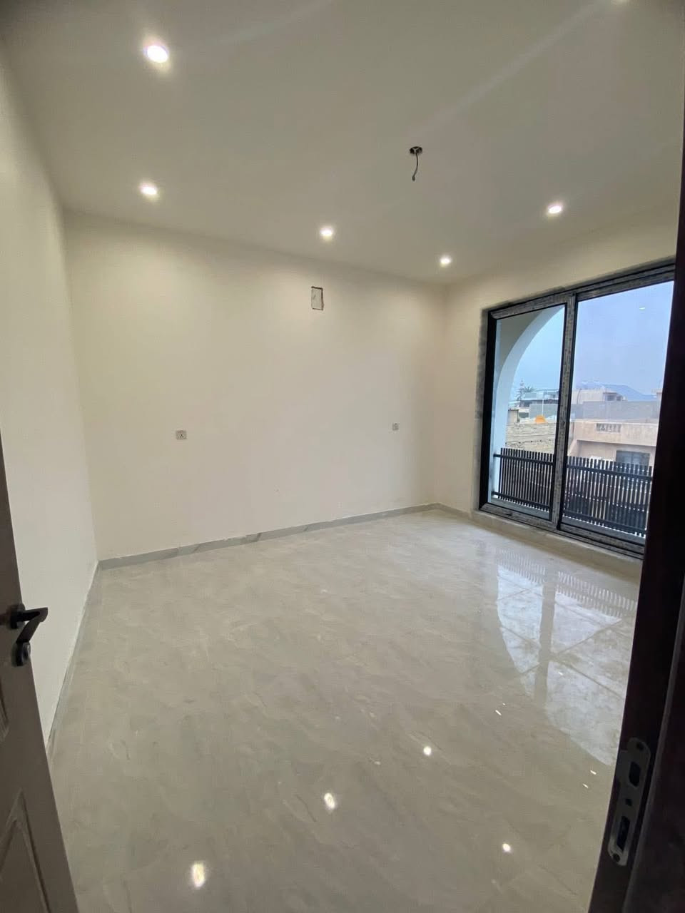 #للايجار_في_السيدية
دار سكني المساحة 80متر مودرن درجة اولى غير مسكون سابقاً

يتكون من 

ثلاث غرف غرف وصالة ومطبخ وخدمات  صحيه عدد3

#الايجار  مليون و200

للاستفسار الاتصال على الارقام التاليه 

***********

***********

***********
