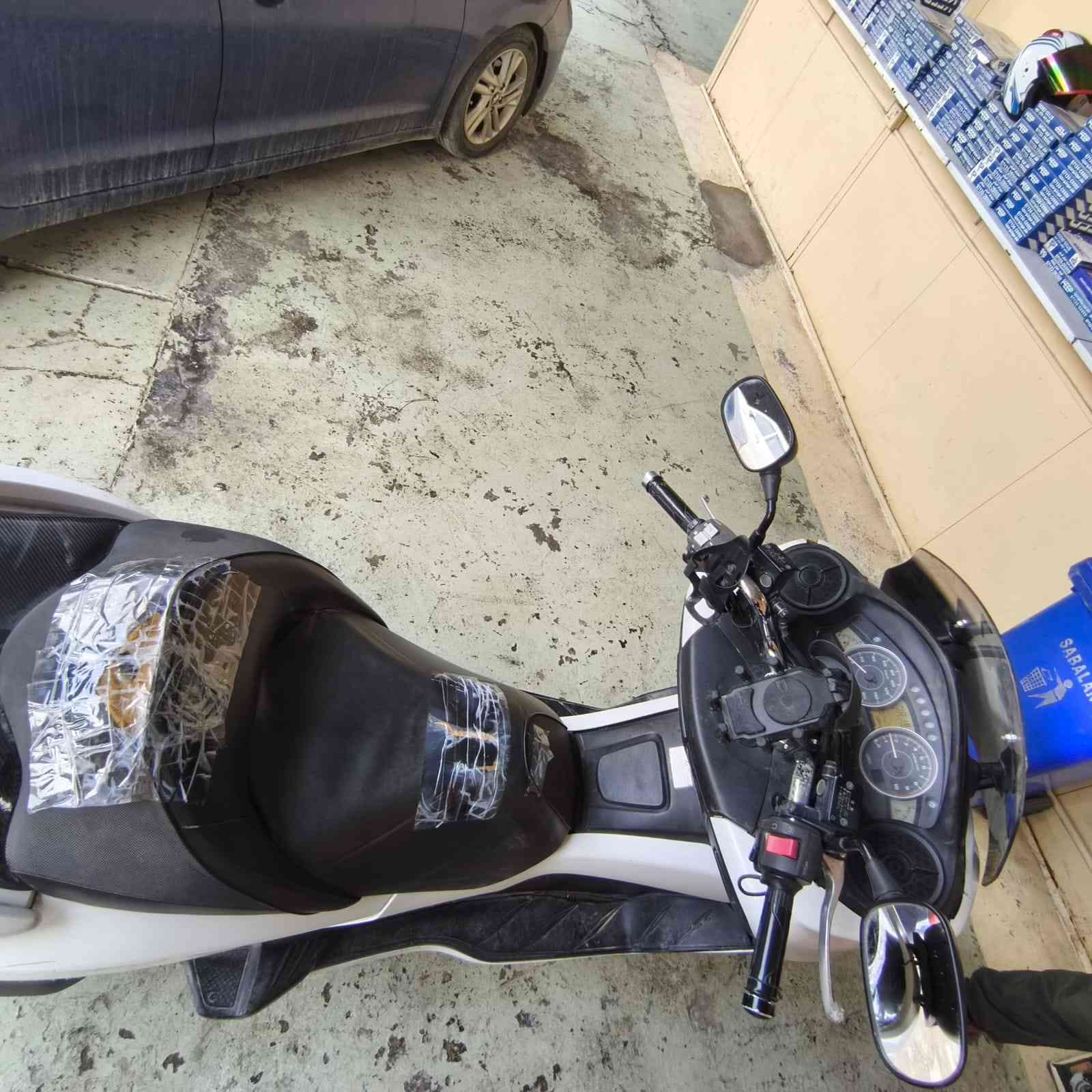 سلام عليكم فورزا 0 10 للبيع مرقم بغداد سنوية بأسمي تحويل ثاني يوم  الدراجة مكينه حلوة ناعمه هزة جديدة ماشية 58 الف  كفرات نضافة 80 % الكشن بي شك وتريشة مكسورة موضحة بل صور وبيها كم مكان يحتاجلها تعديل المكان بغداد الاعظمية سعر 18 اتصال ***********
