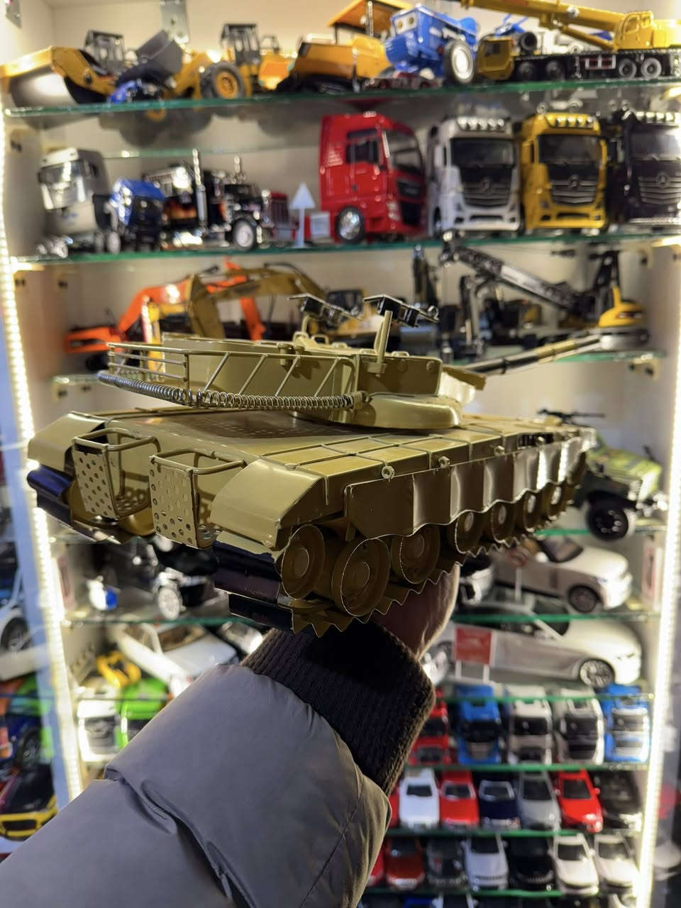 دبابة
‏صناعة يدوي 
￼قياس: ٥٠سم
كامل حديد
توصيل كل محافظات العراق
واتساب:٧٥٠٤٠٥٣٧٦٢
سعر:راسلني خاص
