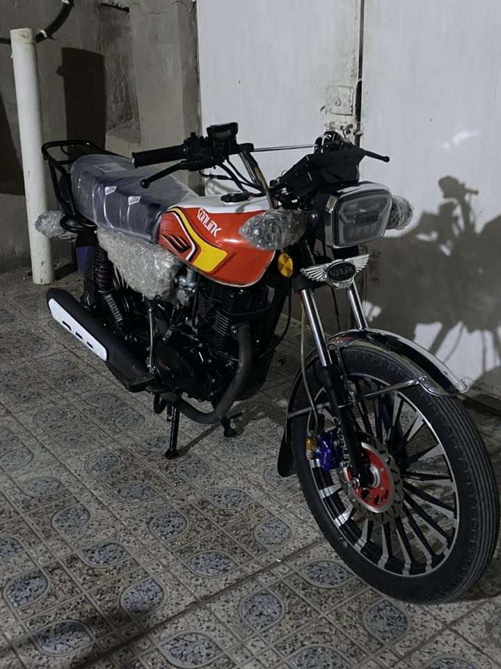 السلام عليكم للبيع سيفان دراجه جديده ضاغطه وزنجيل اي نقص مابيهه كلهه شغاله لايت بكلايت اشاير مكينتهه تخبل دراجه ممتعوبه اوراق كارتونيه محرك 200 ضاغطه وزنجيل مكاني ديالى الخالص هبهب رقمي*********** السعر780 وبيهه مجال حك جيه
