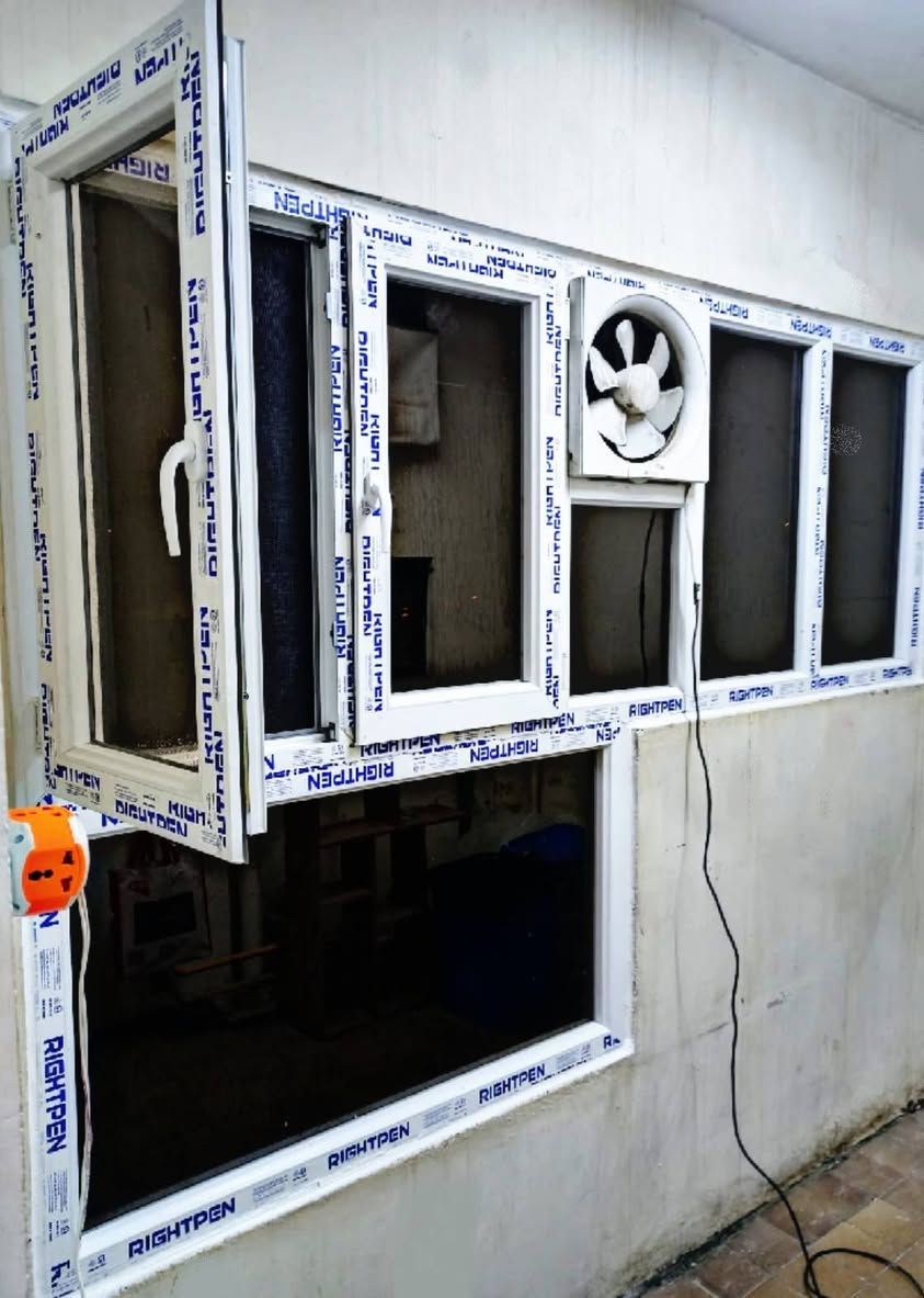 ١٢/٢٩ تثبيت قاطع بالكون مطبخ ساحة ٧٠١ . مقطع ابيض . زجاج برونزي عاكس ٤ملم . مانع اتربة عدد ١ التصميم حسب الطلب . الباب التركي . واتساب .***********
