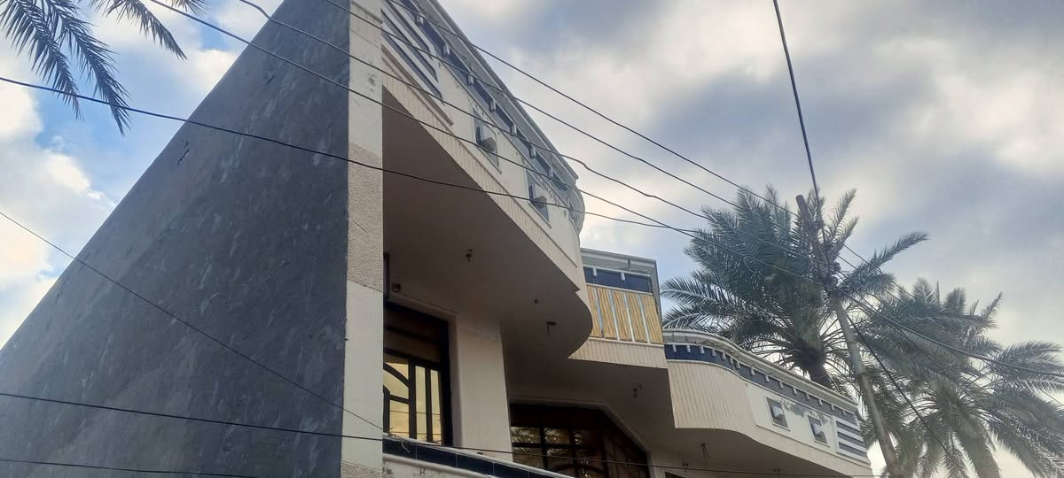 دار لبيع في راشديه مساحة ٣٠٠ متر خمس غرف نوم استقبال حولي مطبخ بارد مطبخ حار  اتواليت داخليه و خارجيه رقم موبايل ***********
