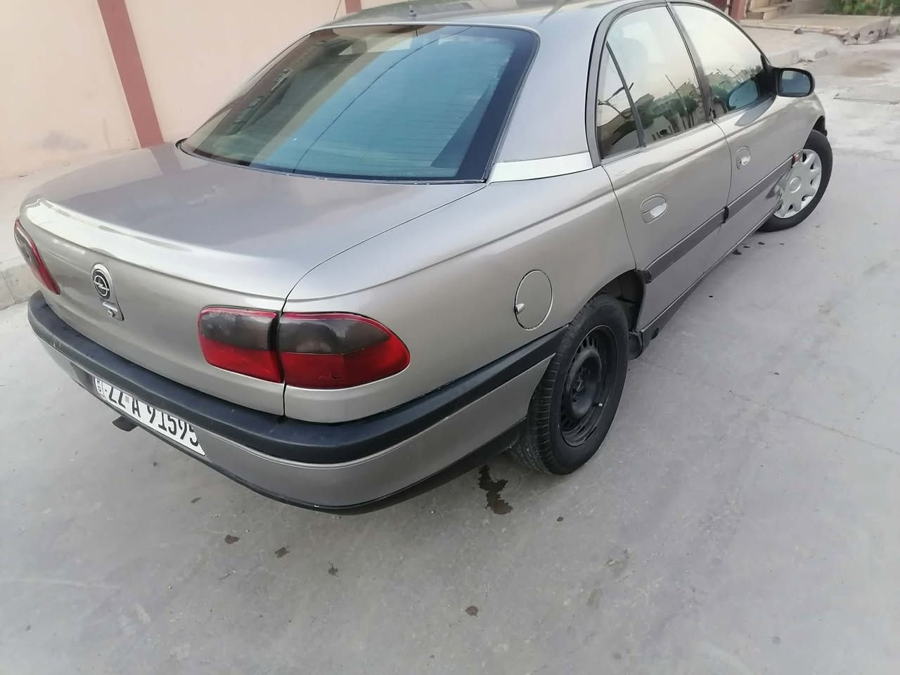 اوميكا بزون موديل ١٩٩٥ فول توماتيك تبريد 
محرك ٢٠ حجم  سياره جديده شرعي موجود تحويل 
رقم ربيل دولي سياره صبغ عام جمالية 
كير اوتوماتيك جامات كهرب كشن كهرب فول 
موصل جانب الأيمن 
سعر ٤٦ وبيها مجال بسيط
للإستفسار 
***********   واتساب
مكلف بالنشر
