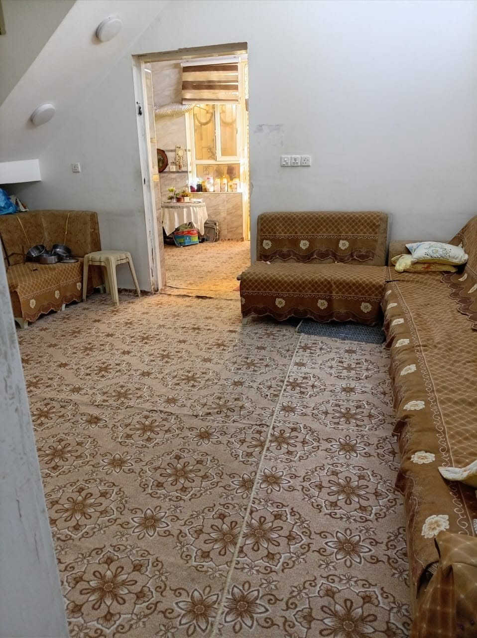 دار للبيع حي الزهراء شارع ١٥متر ١٠٠متر مربع ١٠×١٠ طابقين يحتوي على ٣غرفه نوم واستقبال ومطبخ وصاله وصحيات البيت نضيف السعر ٢٩٠ مليون مع المجال 
***********
حسين الرماحي
