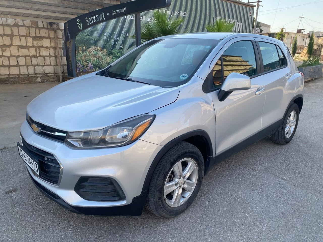 Chevrolet Trax 2020 
مەکینە 1.4 ی تۆربۆ
شاشە ئایپاد
سوکان ڤۆلیۆم 
تاك ئەکسڵ 
بۆیاخ = بۆنید + دەرگاو جەمەلغی پشت سەکن یەکی پەڵەیەك 
زۆر بێ کێشەیە و 
دینارێ مەسرەفی تیا نیە سەیارەکە جاهیزە
نرخی 95 گەڵا و تۆزێک مامەڵە
ژمارە مۆبایلی خاوەنی  *********** السليمانية, العراق
