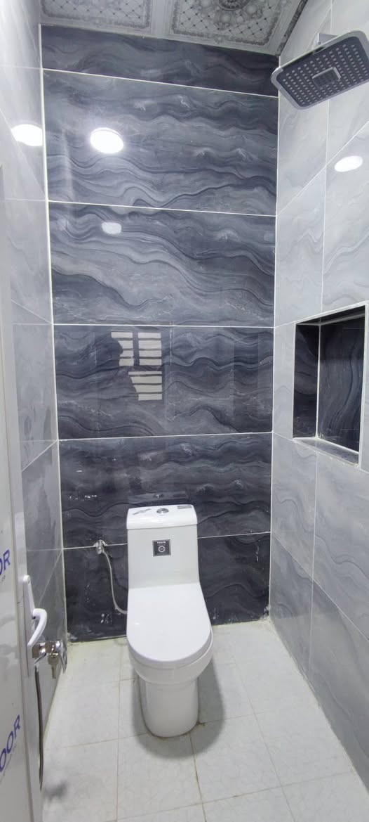 بيت ركن وجهين عله شارع 30
المساحه / 115 متر بالاسكان الصناعي قرب الحولي 
البناء حديث //  يحتوي عله غرفتين نوم وصاله ومطبخ وصحيات داخليه وخارجيه ومنور 
السعر والتفاصيل اتصل ***********
