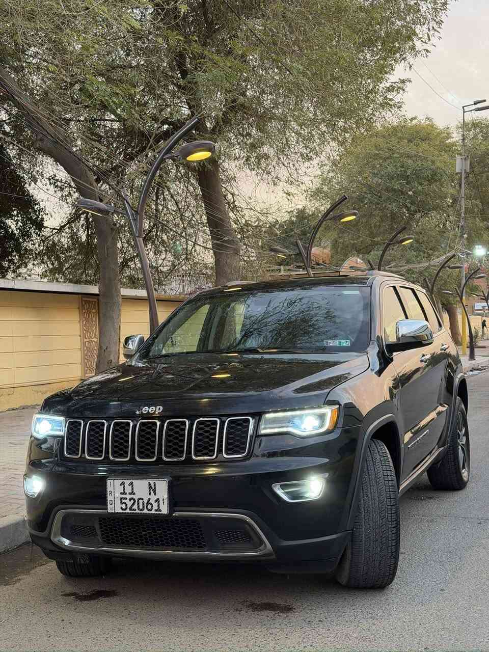 السلام عليكم
جيب شيروكي لمتدد اعلد مواصفات بل لمتدد
دفع رباعي4x4
 للبيع 
موديل 2019
فتحت سقف
لون اسود 
رقم بغداد جديد سنويه وهزه مصالها شهر
سياره داخلها  جلد اوف وايت بحالة ممتازه 
جلد تدفه +تبريد+خزن للكشن 
ستيرن تدفه 
شاشه اكبر حجم بيها جميع لاوبشنات 
نضام لايكو 
ماوس للشاشه 
شاشه دجتال 
سماعات الباين
كشافات ضباب لزنون
تشغيل عن بعد 
صندق كهرباء 
مرايه تعتيم ذاتي 
نضام الملاحهGps
منضومة زنون بلاديه 
ويل ١٨ لمرغوب 
سياره نصبتها احلى الصور 
مناقصها برغي ربع متصرف عليها 
مكان السياره بغدادالعطفيه  
الرقم ***********
