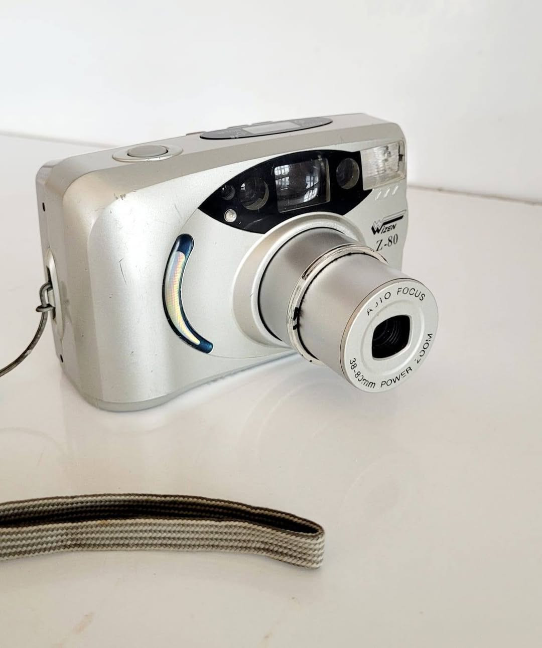 كاميرا Wizen Z-80 Power Zoom كلاسيكية.
 هي كاميرا فيلم تماثلية مدمجة (Point & Shoot) تعتمد على أفلام بمقاس 35 ملم. تم تصنيعها في التسعينيات ومطلع الألفينات وتتميز بكونها آلية وسهلة الاستخدام للغاية.
المواصفات الأساسية للكاميراالعدسة: عدسة تقريب ميكانيكية (Power Zoom) بمدى بؤري يتراوح بين 38-83 ملم.التركيز: نظام ضبط بؤري تلقائي (Auto Focus).
الوميض: فلاش مدمج متعدد الوضعيات (تلقائي، تقليل العين الحمراء، تشغيل، إيقاف).
الميزات المضافة: تحتوي على مؤقت ذاتي (Self-Timer) وشاشة LCD صغيرة في الأعلى لعرض عدد اللقطات وحالة البطارية.
الطاقة: تعمل عادةً باستخدام بطاريات قلم عدد 2 لتشغيل محرك التقريب والفلاش التلقائي.
هذا المواصفات اخذتها من الكوكل 
الكاميرا مستخدمة نظيفة السعر :  25 الف شامل التوصيل


**إذا كنت صاحب هذا الإعلان وتريد حذفه لأي سبب، رجاءا أرسل رسالة إلى الدعم الفني**
