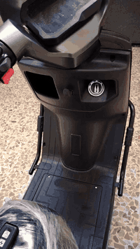 للبيع
ماطور شحن سكنس ابو عيون 
6 باتريات 
4 نمرات سرعه 110
جهاز انذار قفل مركزي 
دبل بصمه 
***********
***********
