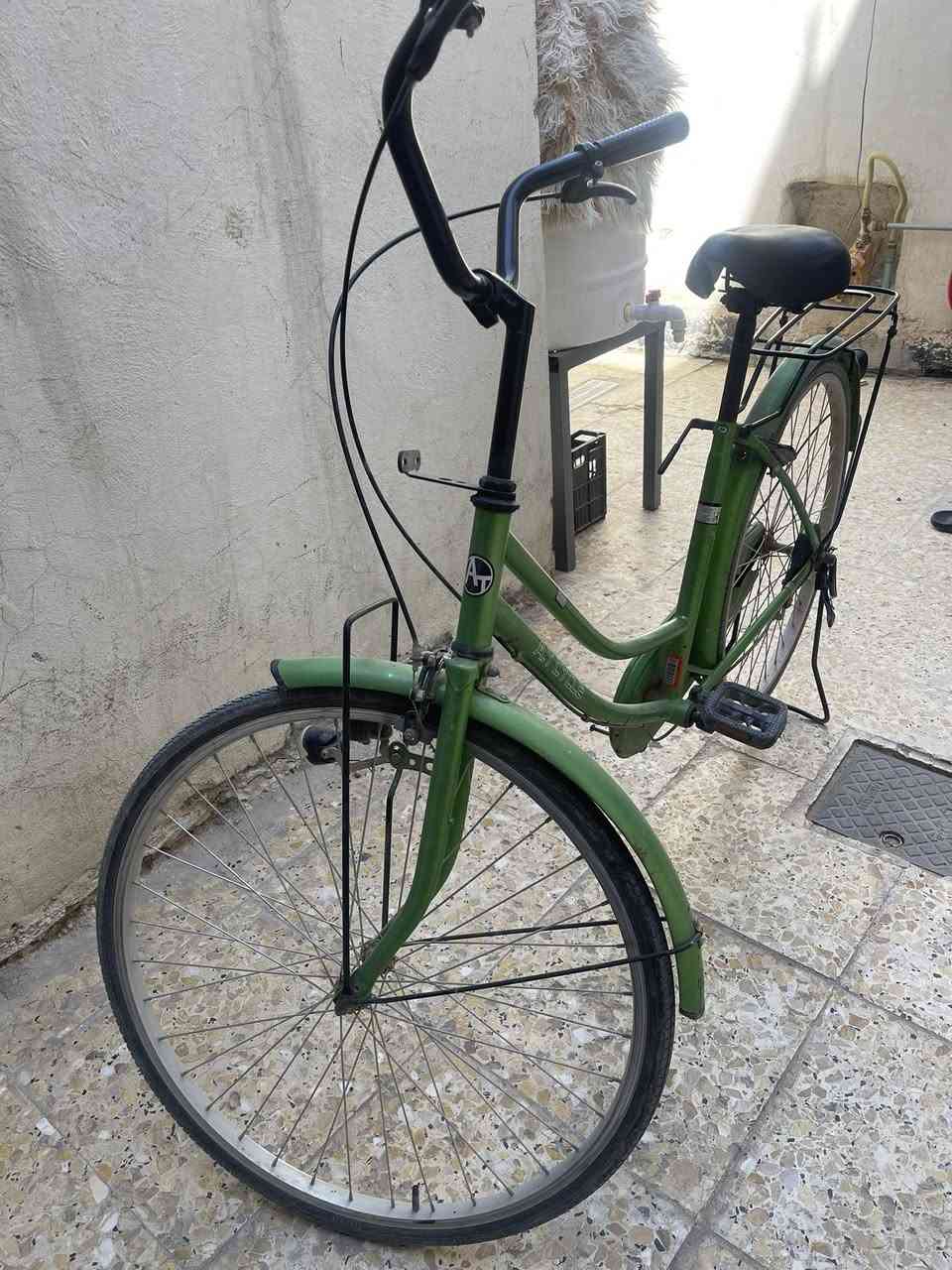 1-بايسكل تجاري نضيف الحجم 26 السعر 80 وبي مجال قليل
2-مبرده تبريد ثلج سعر 125 شغاله 
3-مجمده عاطله غاز سعره 100
4-غساله تشتغل تجفيف فقط سعر 50
5-جمبر حديد سعر 50
مكاني نجف كوفه شارع المعمل الرقم:***********
