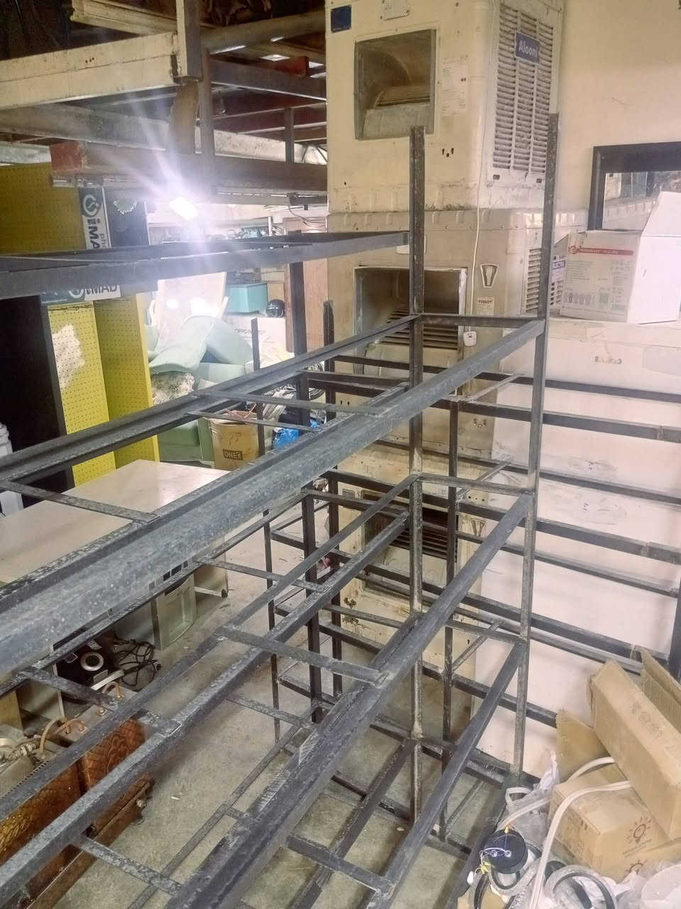 سلام عليكم رفوف حديد البيع جديد مستعمل شي قليل كامل ويه خشب همين ***********مكاني كركوك كوباني
