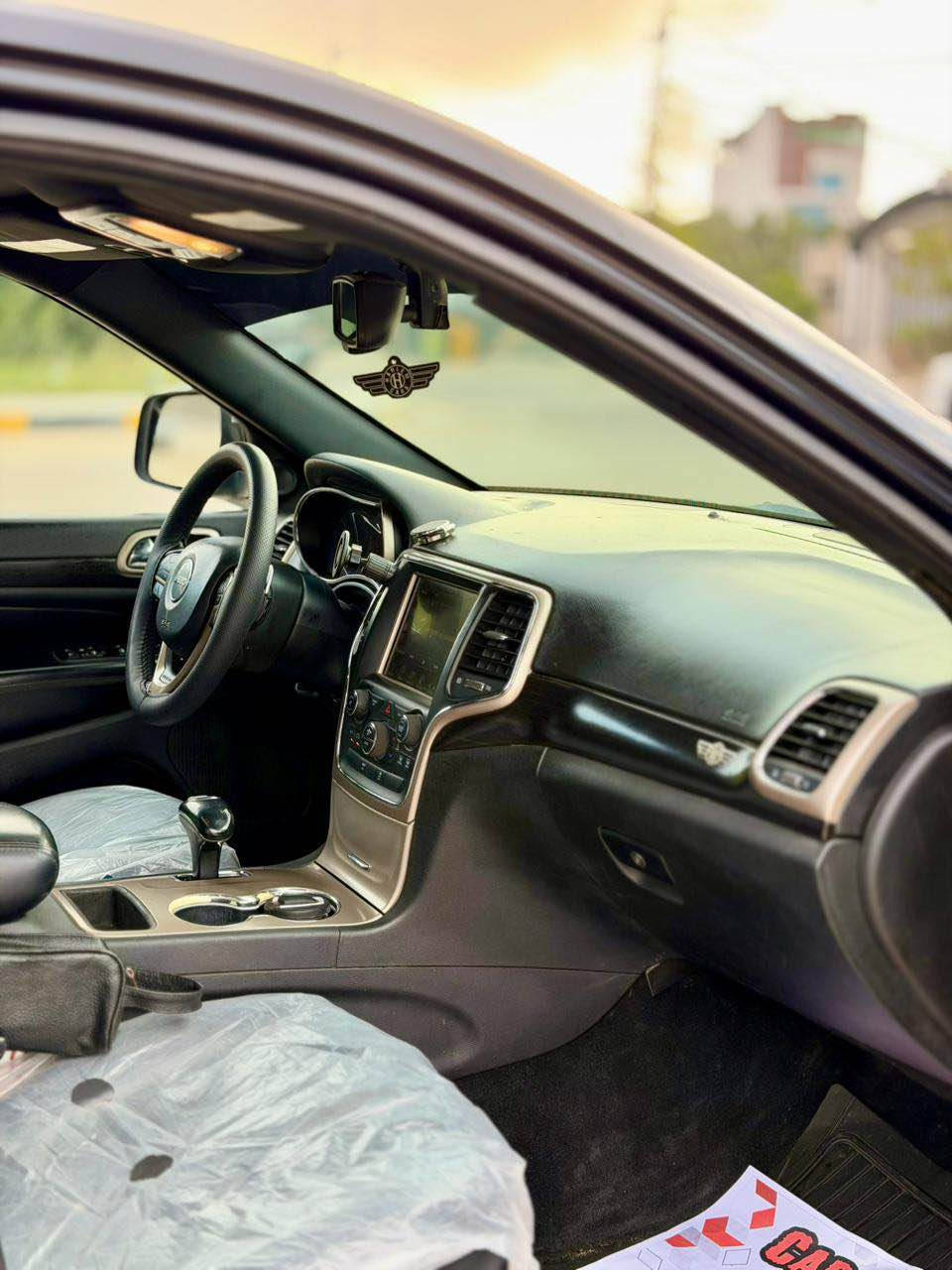 السلام عليكم 
2015
Jeep كراند شيروكي لمتد
فول مواصفات 

فتحه 

شفتات ستيرن مع تدفئه 

كشن حضن مع تدفئه وتبريد

شاشه وكامره وحساس

ويل كروم حجم 20 تخم تاير جديد

جنطه كهرباء فتح وغلق

محرك 3600 المرغوب بدون دوانز

كير طياره 8 سرعات 

دبل كزوز خلفي

حادث جاملغ وبنيد بدون دواخل شواصي لغود سليمه 
السياره جاهزه مابيها اي نقص 
سعر 175 بيها مجال بيع او مراوس
للاستفسار 
*********** المصيب, بابل
