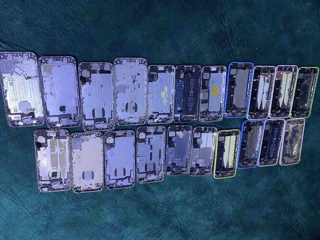 شواصي
شواصي ايفون 5c/5g/5s و 6g/6s  بيهن فلاتات كاميرات قواعد شحن سماعات 22 قطعه 
16 بورد ايفون + بورد كلكسي وكلكسي نقص بطارية
سعرهن كلهن 55 الف ***********
