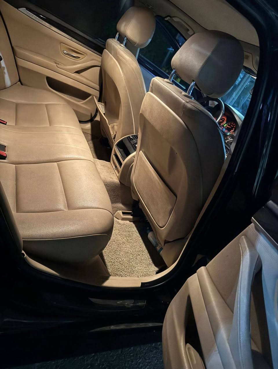 سلام عليكم BMW 520i عروش 2014
فول مواصفات 

بصمتين 

5 كاميرات 

اوتو هولد 

بردات بلادي 

بيبان شفط 

و غيرها 

حادثها جاملغ جهة سايق و بونيد بدون دواخل 

كير و مكينه بشرط 

 للاستفسار عل سعر هذا رقم صاحب السيارة 0751 430 0816
