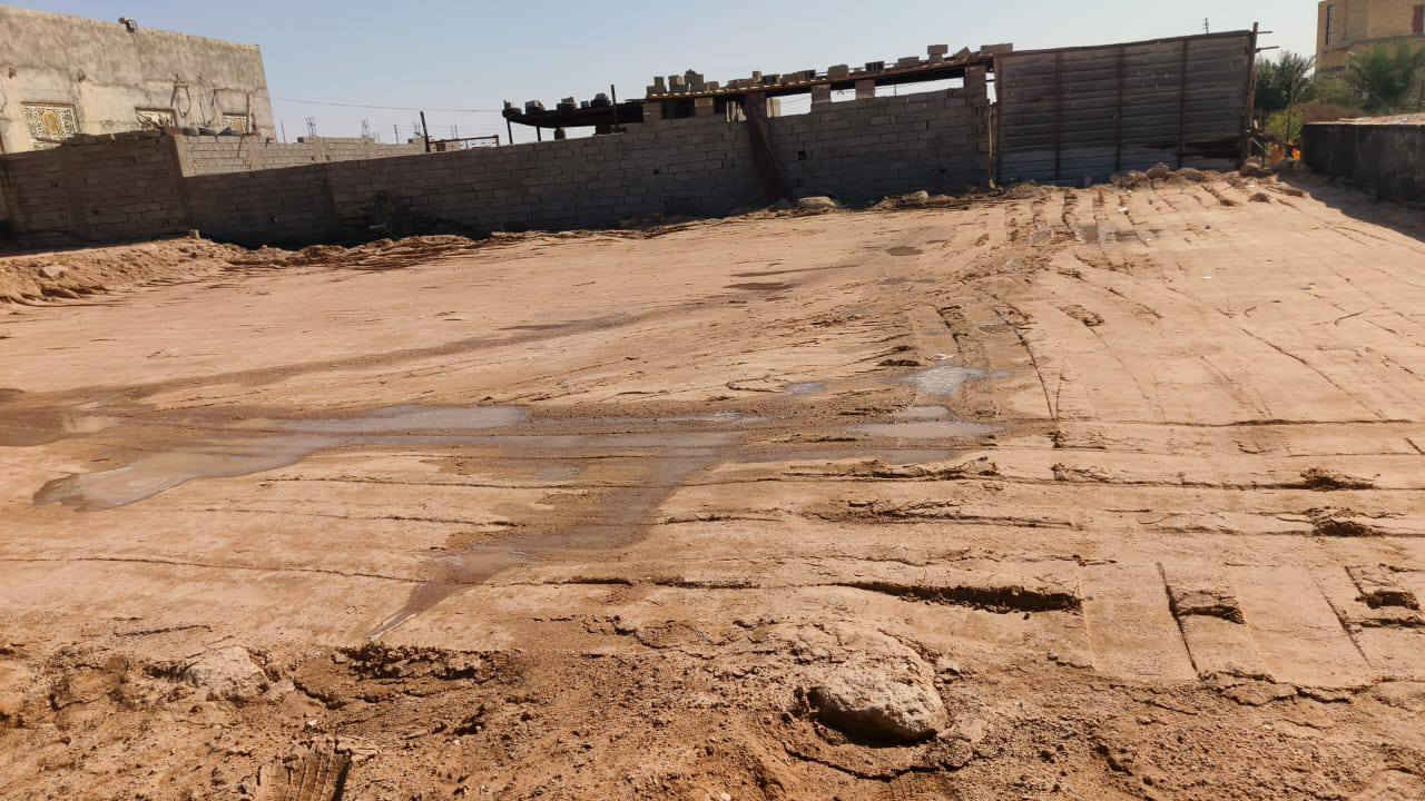 السلام عليكم قطعة ارض للبيع المساحة ٤٠٠ متر مربع  قرب السدة العالية تبعد عن السدة  العالية ٣٠ متر  يوجد كهرباء  وماء  القطعة مدفونة او محدولة جاهزة للبناء  العنوان البصرة كرمة علي منطقة الخيط الاولئ ***********   السعر ٢٥  زراعي
