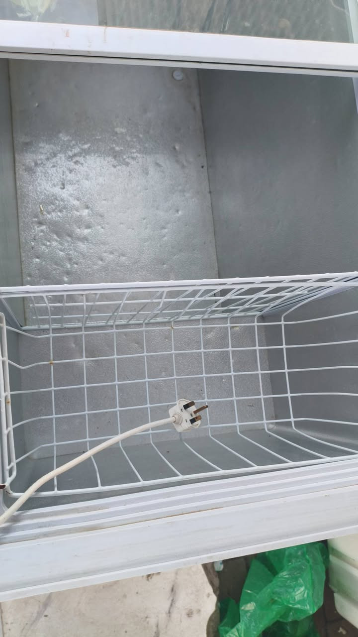 مجمده للبيع سعره260 
جديده ب 600 
تاخذ نص امبير  ونضيفه ما مصلحه بلاديه 
***********
