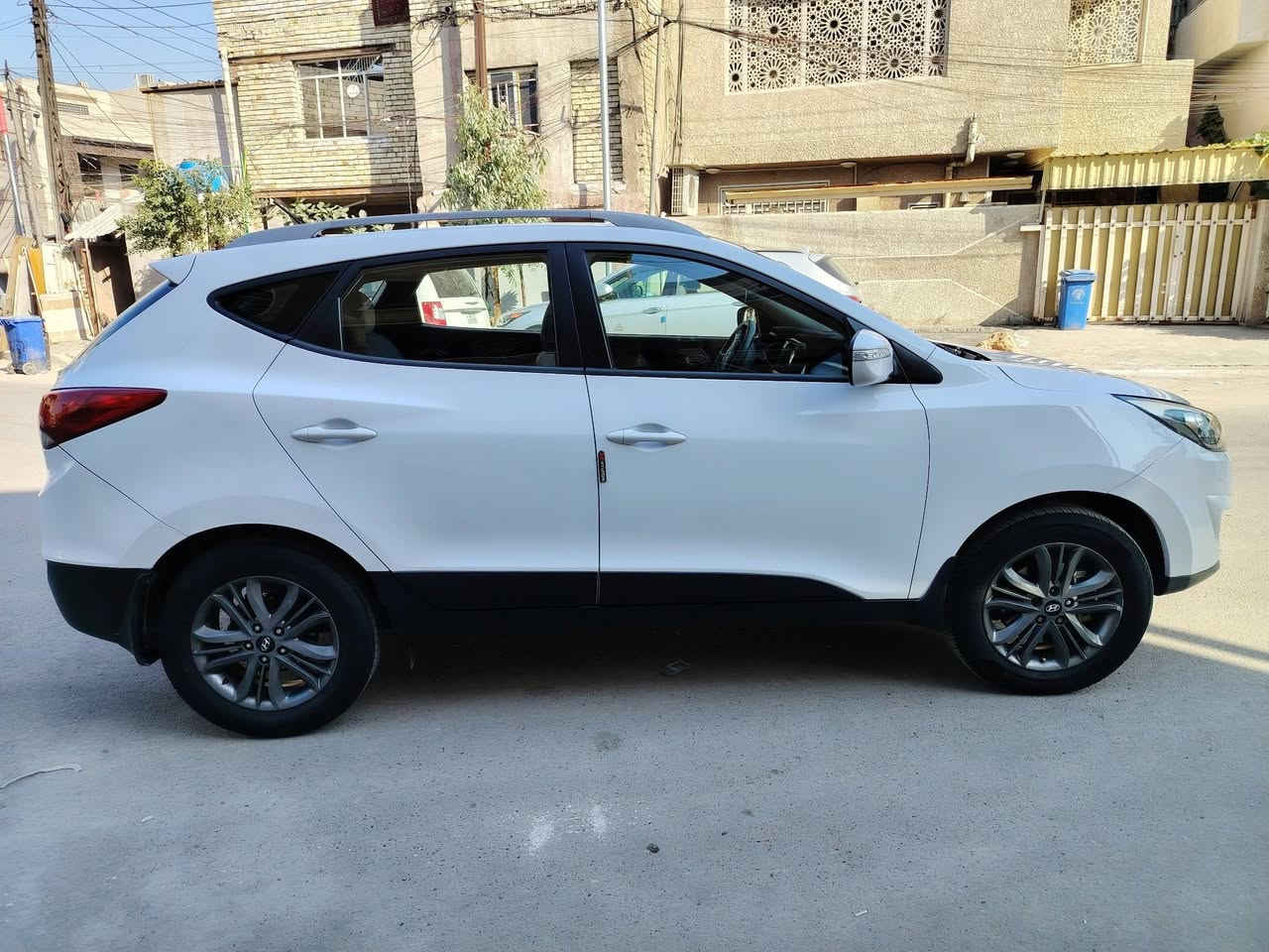 Tucson 2015 خليجي
محرك Doch 2000
ماشية 117800 كم
المحرك سليم 
تدفئة سليم
الگير نازل وصاعد لحيم حاضنة من الاسفل 
مع تبديل دهن الگير والحمدلله 
السيارة خير من الله
صدر امامي خلفي جديد
تخم تاير جديد
عبوة بنزين كاملة
تخم بلكات جديد
تخم مجاول جديد
ادامة مستمرة كل 5 اشهر
دهن ادينول الأصلي 30-5
سنوية ساقطة هاي السنة شهر الثاني
التبريد ما مشتغل بالشتاء لو غاز لو ليك لو طلقه
السونار مرفق بالمنشور وبي التفاصيل
الي حاب يسوي سونار جديد على حسابه براحته اني بائع فقط

السيارة متواجدة صباحاً تقاطع حي اور 
مساءاً حي القاهرة 
سعر السيارة 143$

للتواصل
***********
