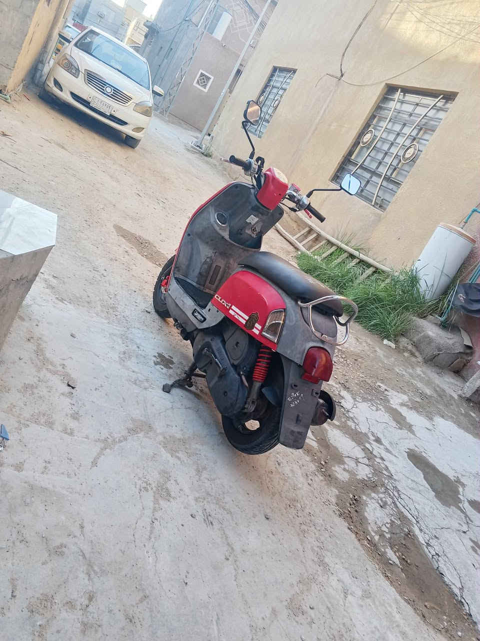 سلام عليكم 
دراجه ماكس بوليس
مودبل2007 كابريتر
كهربائيات كلها شغاله
برغي مامفتوح صار 3اشهر طالعه رايدهه800 وببه مجال***********
