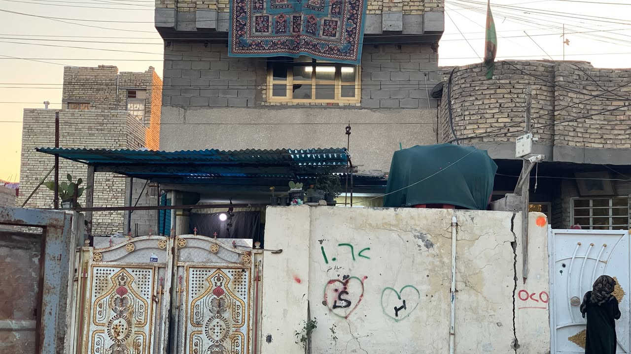 البيت للبيع مساحة 150 متر نزال 25 واجهة 6 الكراج 9 متر البيت جاهز للسكن موقع البيت مدينة الصدر حي طارق الوسط البيت طابقين ويصير طابق ثالث فوك مساحة كبيرة سعر 150 وبي مجال بسيط رقم الهاتف ***********واتساب خط  موجود
