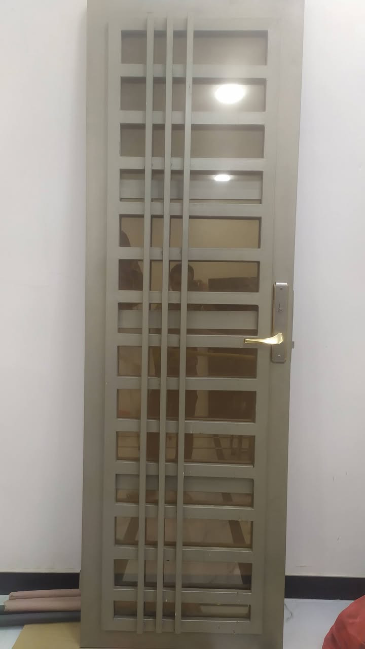 السلام عليكم.. باب حديد هندسي مستعمل شهر واحد نضافة فول 
ارتفاع 212  والعرض 70  مكاني ناصرية رقمي ***********
