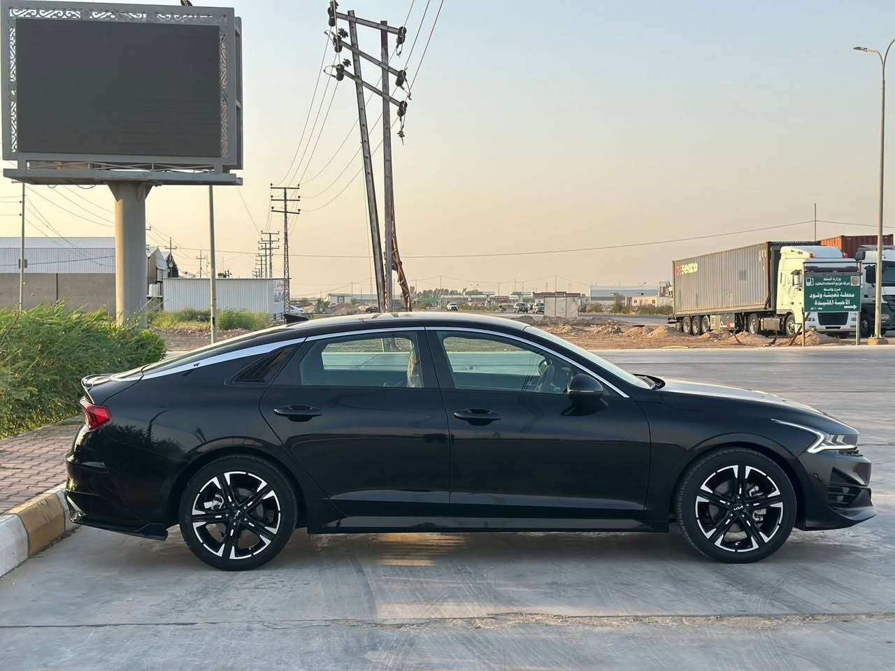 كيا كي فايف K5 جيتي لاين فول مواصفات 
موديل  2024 موديل  
مواصفات GT LlNE
فول مواصفات  بدون بنوراما ❤️
1-بصمه
2-شحن هاتف لاسلكي 
3- قياده ذاتيه ؏ الخطوط السريعه
4- هاند بريك بصمه 
5- لاسلكي Android Auto  
6- مثبت سرعه 
7-نضام ABS
8- مانع انزلاق
9-حساس أطارات 
10-بك لايت ليد
11-شاشة
12- كامره دواره
13- كشافات امامي
14-شاشه اعطال
15-ويل كورم لونين
16-رادار جانبيه
17-مراقبة النقطة العمياء
18-رادار الخطوط البيضاء 
19-اشاير بالمري 
21-كشنات جلد احمر ❤️
22-‏ مقعد للسائق قابل للتعديل كهربائياً
23-لايتات ‏3 عدسات 
24-نضام قياده أيكو + سبورت +سمارت +نورمال
25-بلوتوث + aux + usb
26-فول تحكم ستيرن
27-كير أوتو + عادي
28- ئوتو بريك 
29- ‏ ‏الخريطة🗺📍
31- ستيرن حرف D  
32-‏Led +  زينون
33-السياره فول رادرات
34-التشغيل عن بعد
‏AUTO HOLD-38
39-تصميم خارجي رياضي
41-نظام الملاحة
42-مصابيح خلفية LED
43-مصابيح ضباب LED
#ضرر موضح بسونار مرفق ( دواخل السيارة ومحموعة الصدر والمراوحة والراديتر والكهربائيات ومنظومة التبريد كلها شركة و سليمه وبلادية  )   
براكيت بلادي 
 ايرباك ستيرن راجع سستم 
دواخل  سليمة ✅
 📝 السيارة رقم بغداد جديد الدولي  تحويل مباشر وشرط عقد مروري و فحص سونار  
السعر : 170 دفتر وسبعين ورقه   
للتواصل الاتصال على رقم صاحب السيارة وتساب متوفر   📞  ***********
 العنوان : بغداد السيدية
