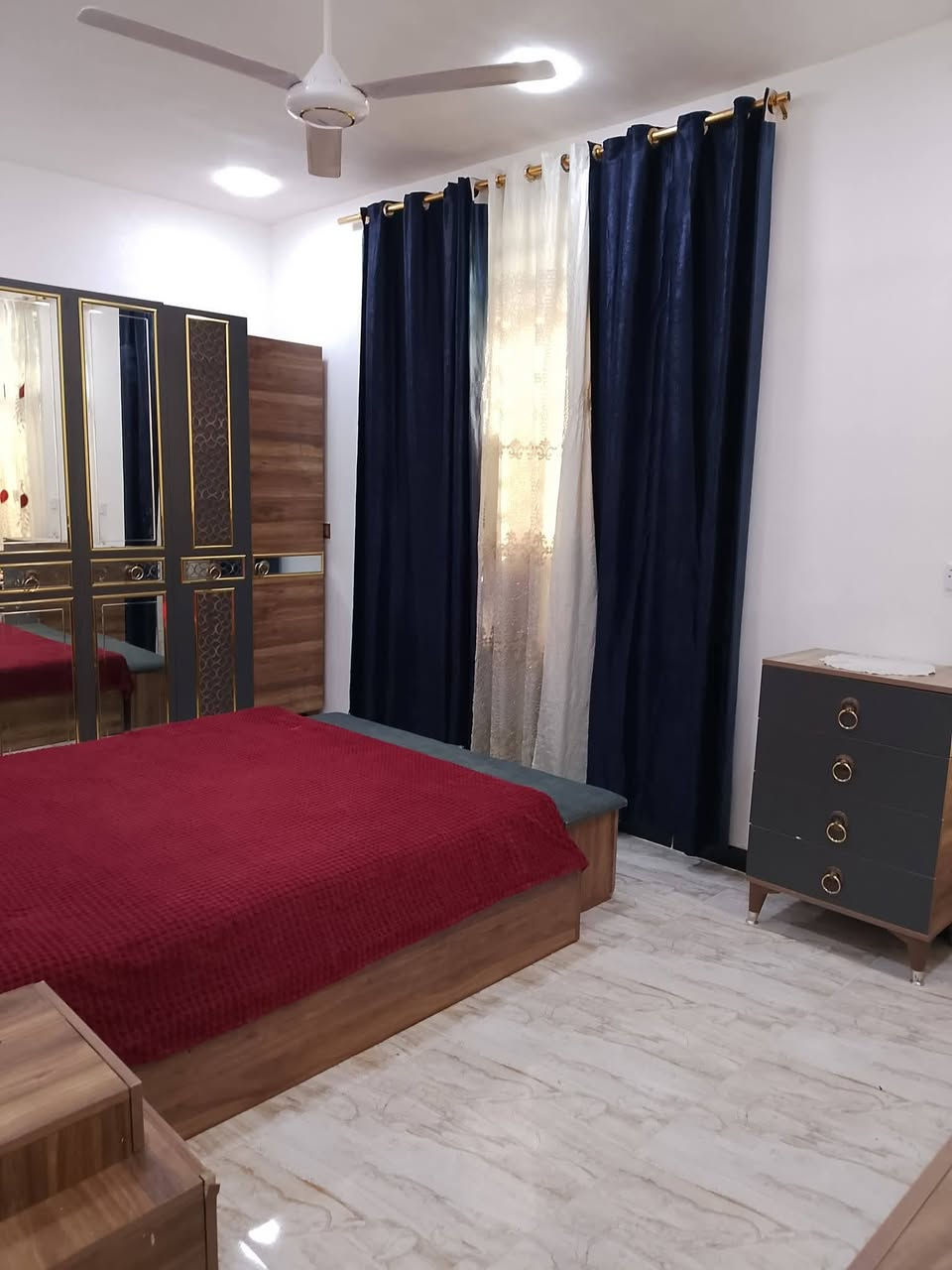 السلام عليكم بيت مساحة 50متر طابو زراعي يتكون من استقبال ومطبخ حار وبارد وصحيات خارجية وداخليه والطابق الثاني يتكون من غرفتين نوم وبيتونه كبيره وسطح   بناء حديث المنطقه كامله من حيث كهرباء وماء ومجاري البيت قريب ع شارع العام بصف الركن  العنوان سويب قرب شرطه الرابعة 
 السعر :50 وبي مجال *********** هذا رقم الهاتف وبي واتساب
