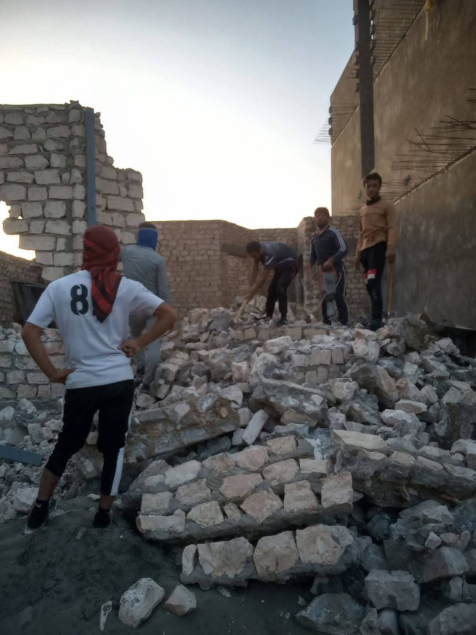 سلام عليكم  / يوجد كادر عمل جاهز/ تصعيد مواد/ تنضيف بيوت/ تفليش/ تكشيط/ تنضيف حدائق/ دفن نهري  / شقلنه ليل ونهار   /ومعداتنه جاهز/ ماعليك بس تصال على رقم  /     *********** /
