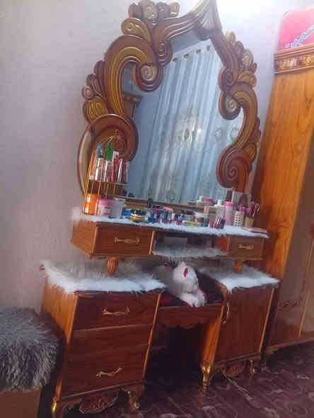 السلام عليكم غرفه للبيع جديده المكان واسط الحي السعر 550وببه مجال موبايل ***********
