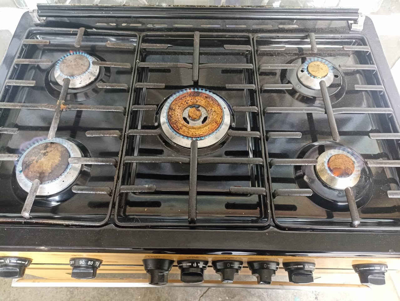 سلام عليكم ثلاجه بشرط مامصلحه. سعره/ 125/طباخ اخو الجديد سعره /150/سنك مرمر قياسه متر وسبعين سعره /90/ماطورات الواحد /35/بشرط اوفن بشرط سعره /25/استفسار اكثر اتصل على الرقم بي واتساب /***********
