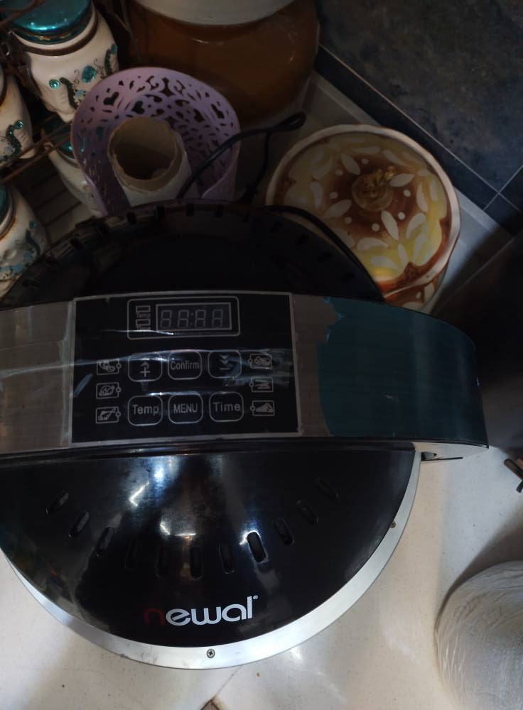 مخصصة للاشخاص الي يدورون الاكلات الصحية،
 الموديل يتميز بوعاء زجاجي. الجهاز مستعمل "شبه جديد" وتم تنظيفه وتعقيمه بدقة وعناية فائقة، يعني تستلمها وتطبخ بيها مباشرة وأنت مطمئن .

​ تفاصيلها :
✶ ​شاشة ديجيتال متطورة : تحكم كامل بالحرارة والوقت مع برامج جاهزة (دجاج، سمك، فواكه مجففة، كيك، بطاطا).
✶ ​وعاء زجاجي صحي : أفضل بمراحل من التيفال، ما يغير طعم الأكل، وسهل التنظيف، وتگدر تشوف الأكل وهو يستوي .
✶ ​نظام التوربو : توزيع حراري منتظم يخلي الأكل مقرمش من برا وطري من جوا وبدون نقطة زيت .
✶ ​كاملة الملحقات : تجي وياها الشبكة المعدنية الأصلية لرفع الطعام وتوزيع الهواء .

​ الحالة :
​تشتغل 100% وبشرط الفحص قبل الدفع 
​الإنارة الداخلية والحرارة والمروحة كلهن توب
​الهيكل الخارجي والزجاج خالي من العيوب
سبب البيع : قلة الاستخدام 
​💰 السعر: 45 ألف دينار (وبيه مجال بسيط جدًا للشراي المستعجل)
📍 الموقع: البصرة - ابو الخصيب 
📞 للتواصل: *********** أو مراسلة الخاص

تنويه : البيع بشرط الفحص والتشغيل ❤️ ابو الخصيب, البصرة
